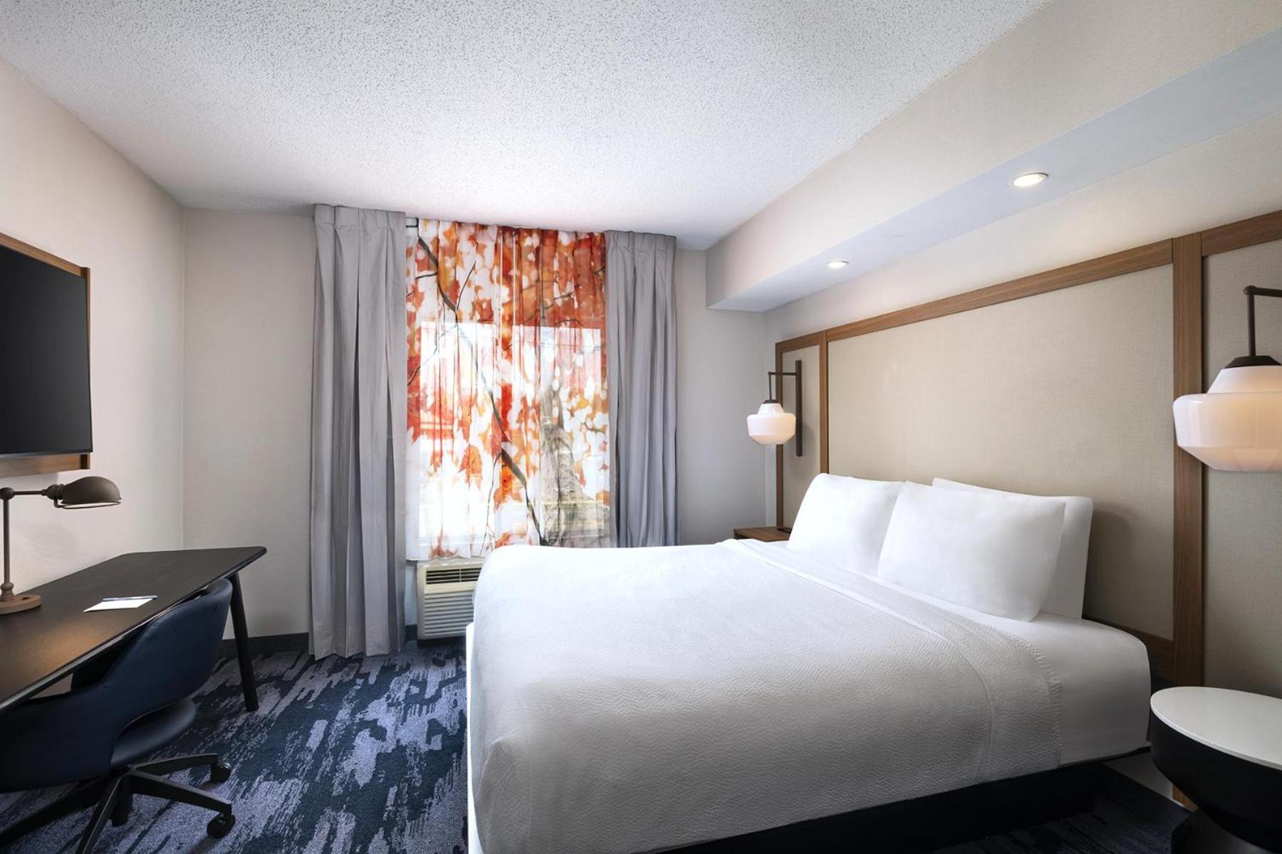 King Room with Bathtub - Mobility Access/Hearing Accessible