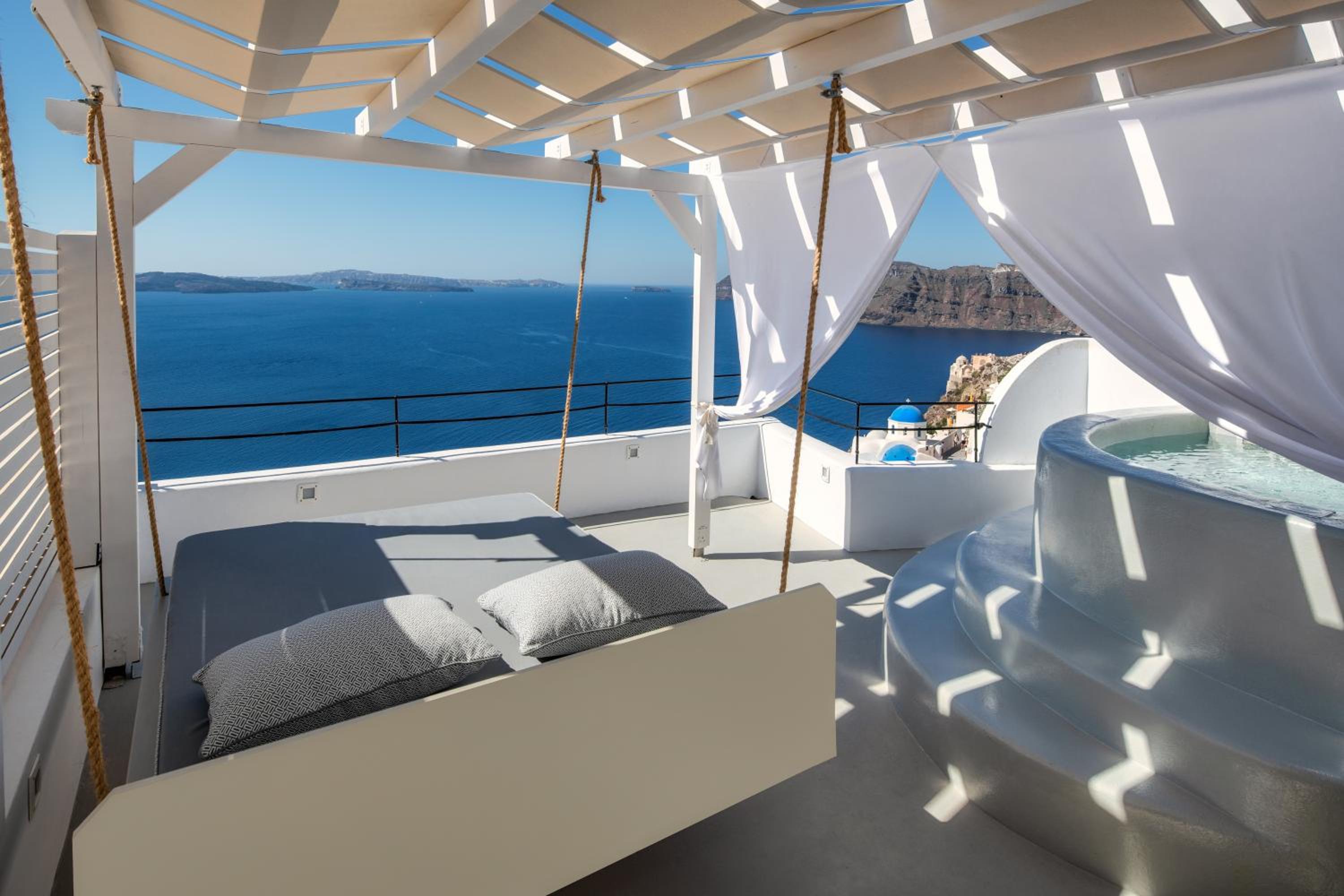 Blue Dome Suite with outdoor hot tub - Photo 2