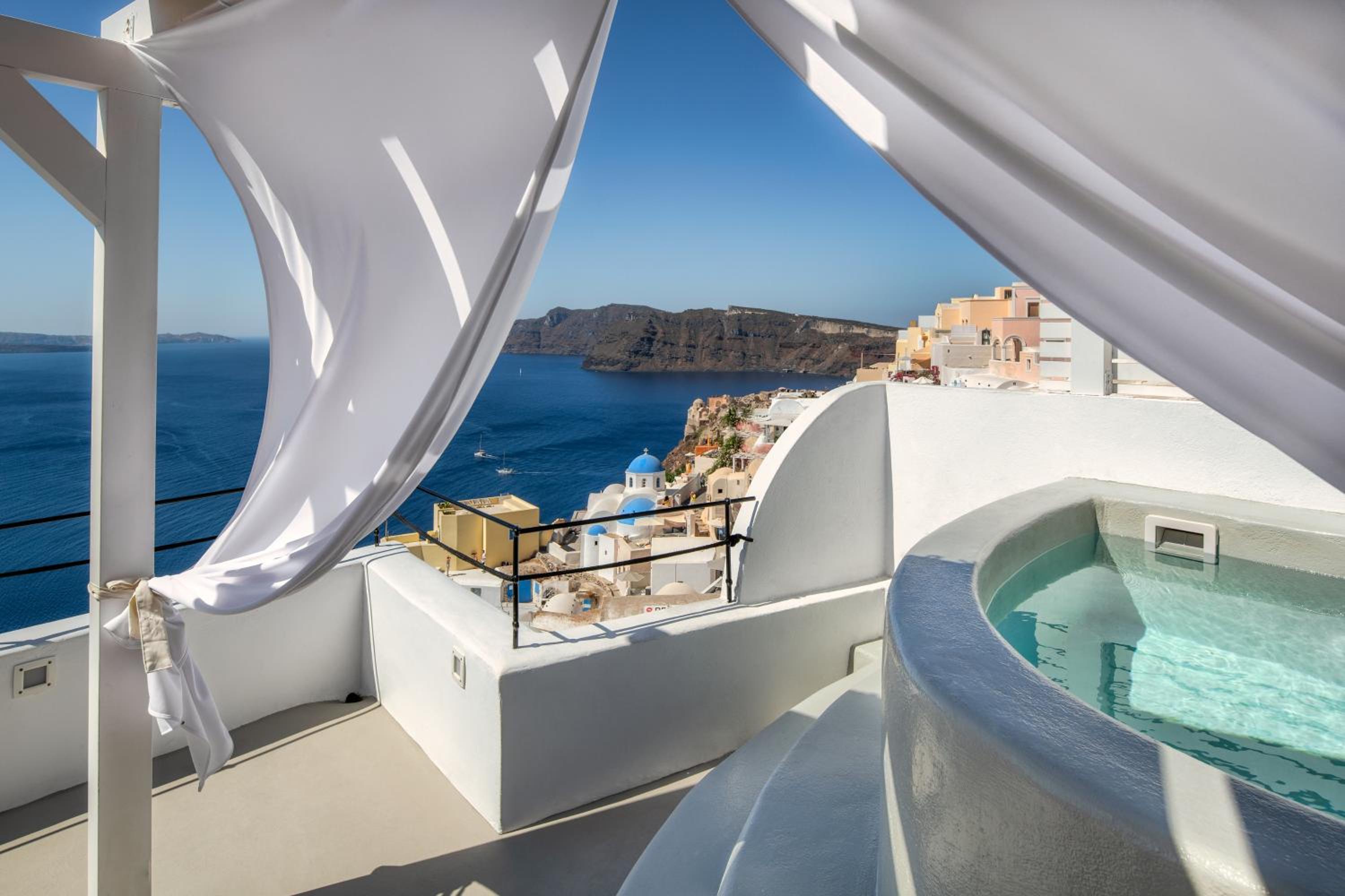 Blue Dome Suite with outdoor hot tub - Photo 3