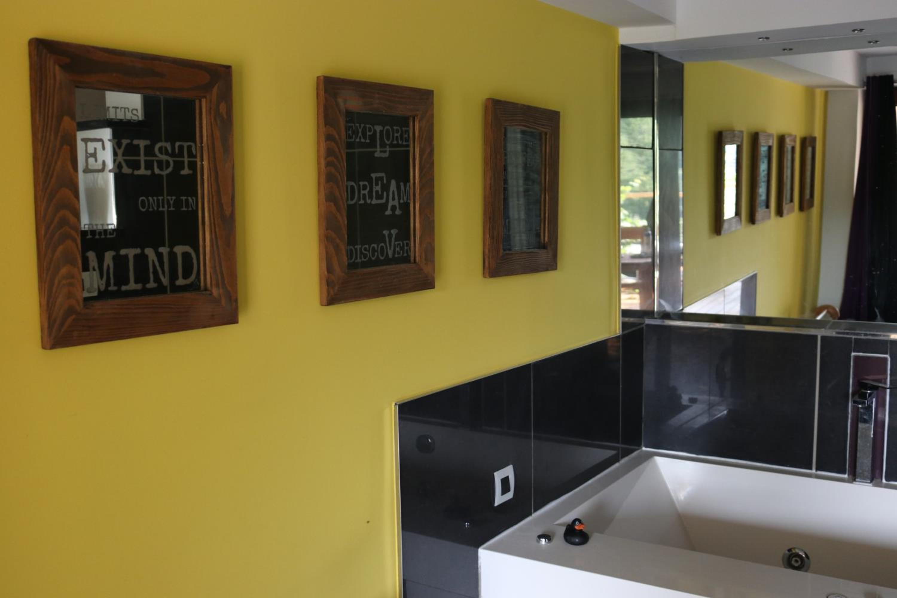 Deluxe Suite with Spa Bath - Photo 28