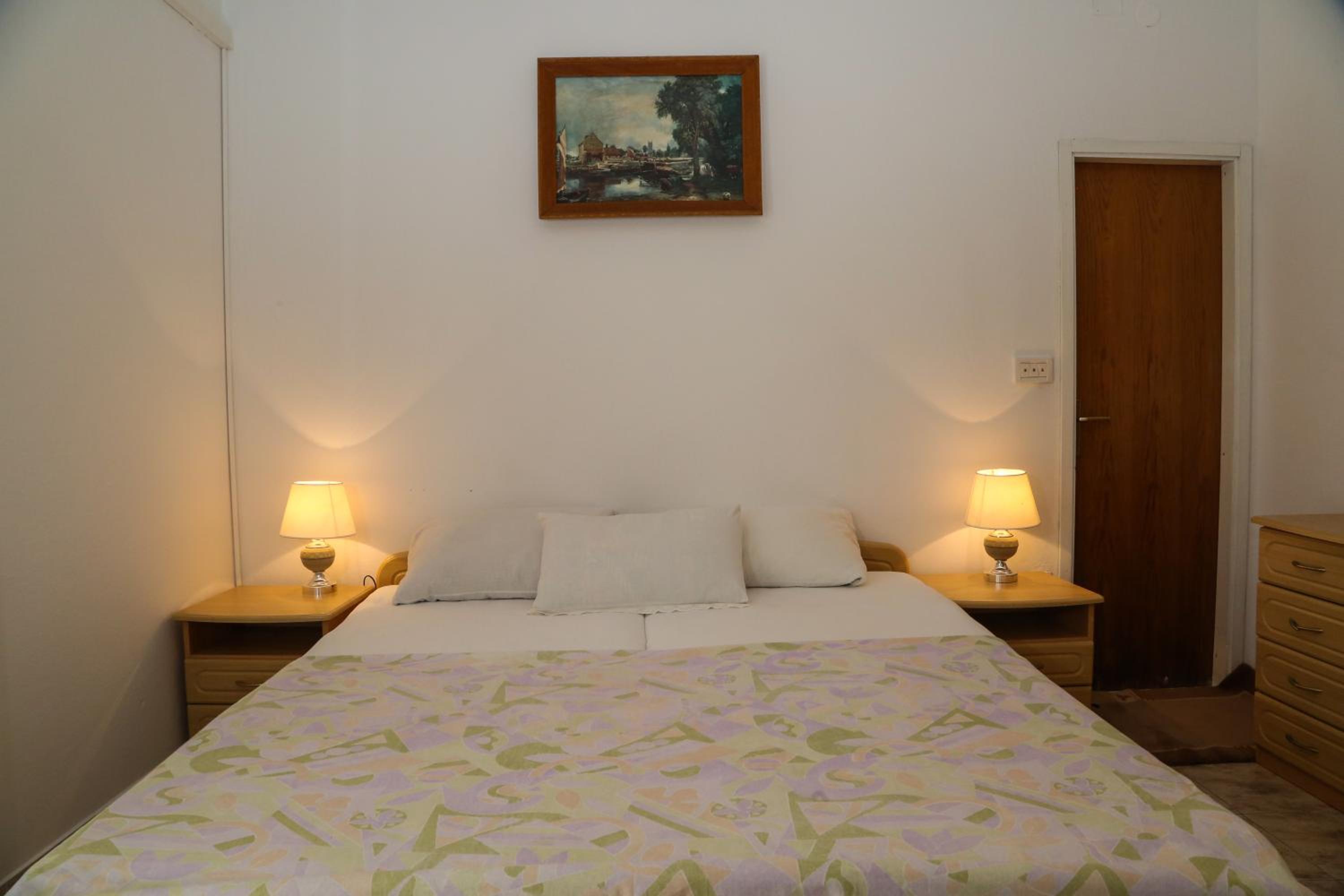 Studio Apartment - Photo 1