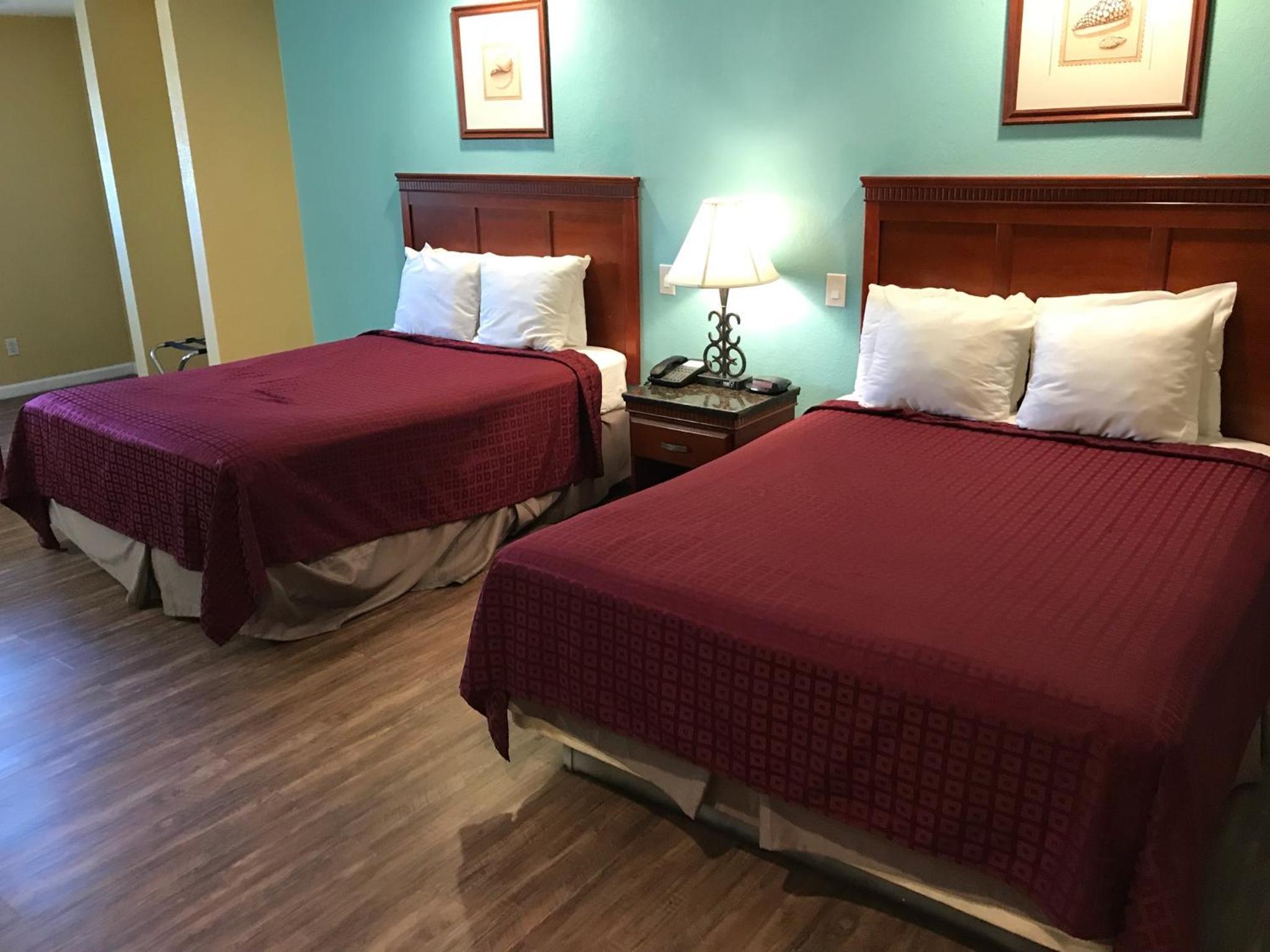 Deluxe Queen Room with Two Queen Beds - Non-Smoking - Photo 3