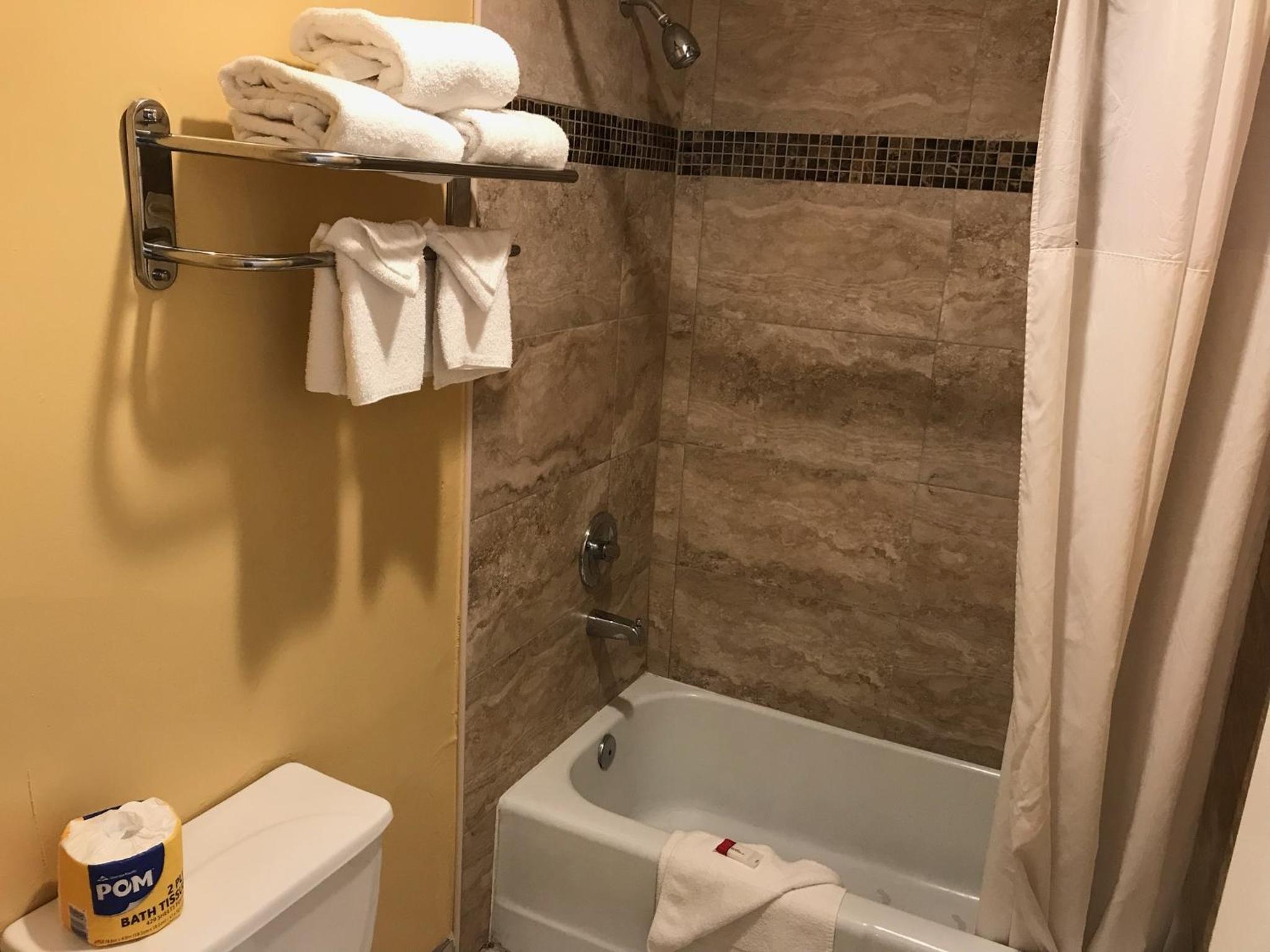 Deluxe Queen Room with Two Queen Beds - Non-Smoking - Photo 5