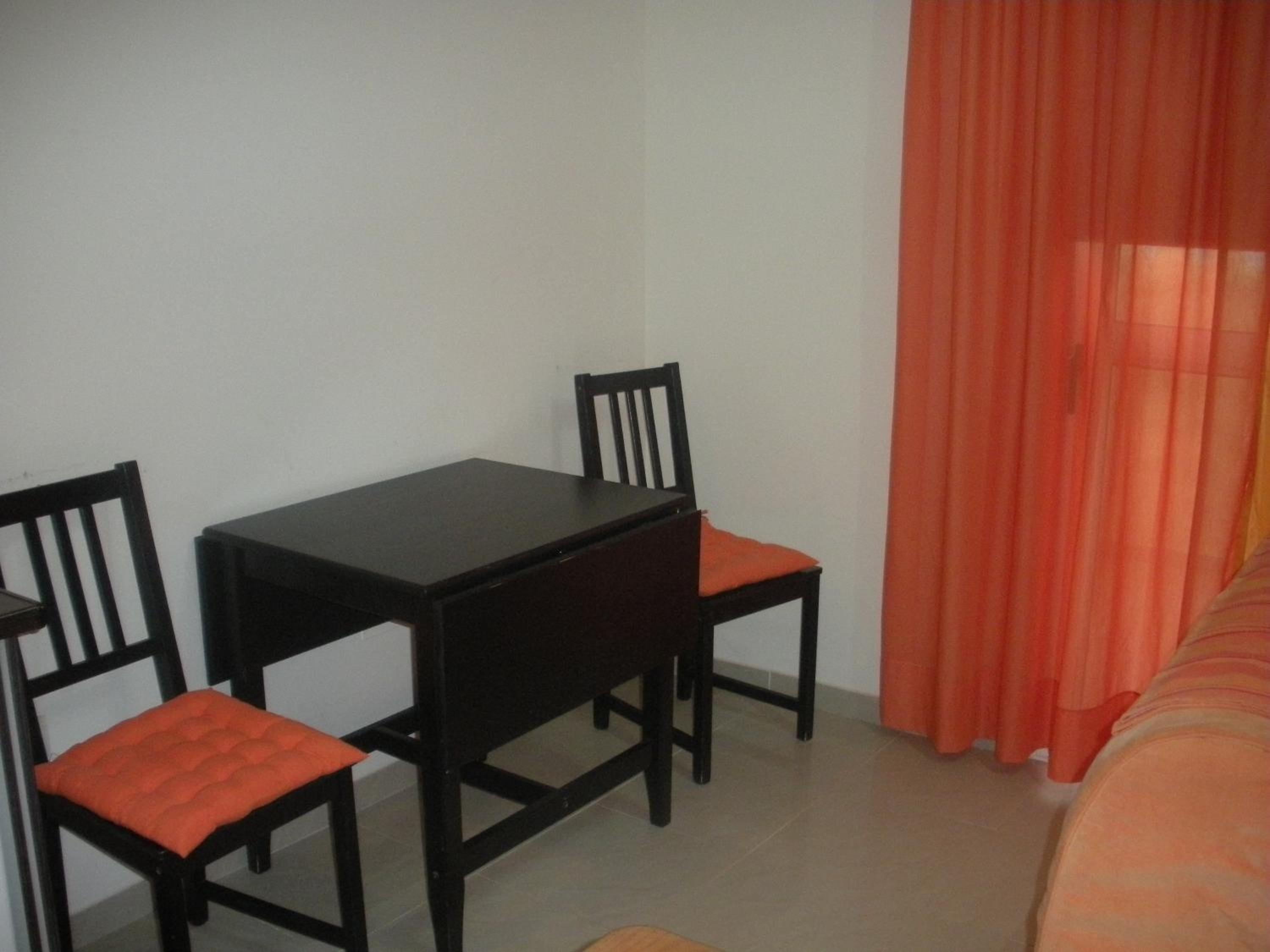 One-Bedroom Apartment - Photo 2