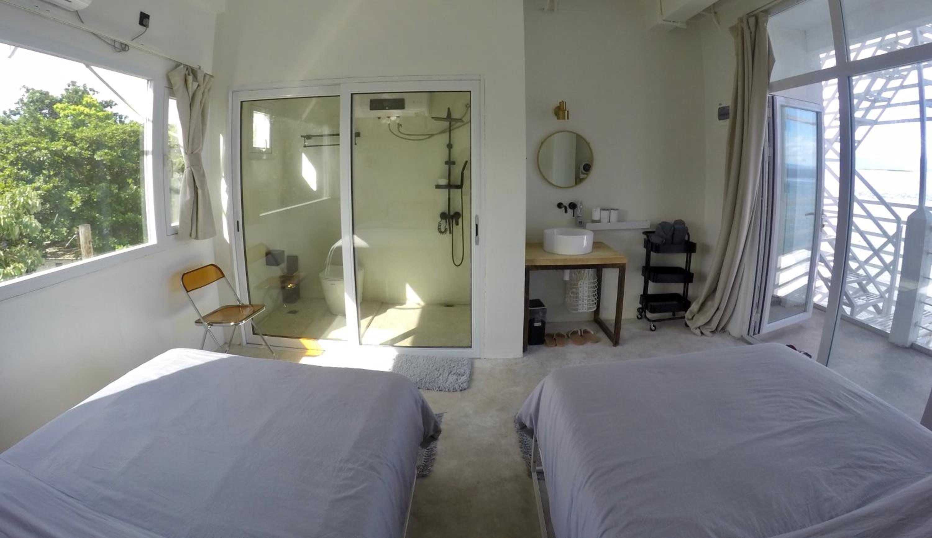 Deluxe Twin Room with Sea View - Photo 8