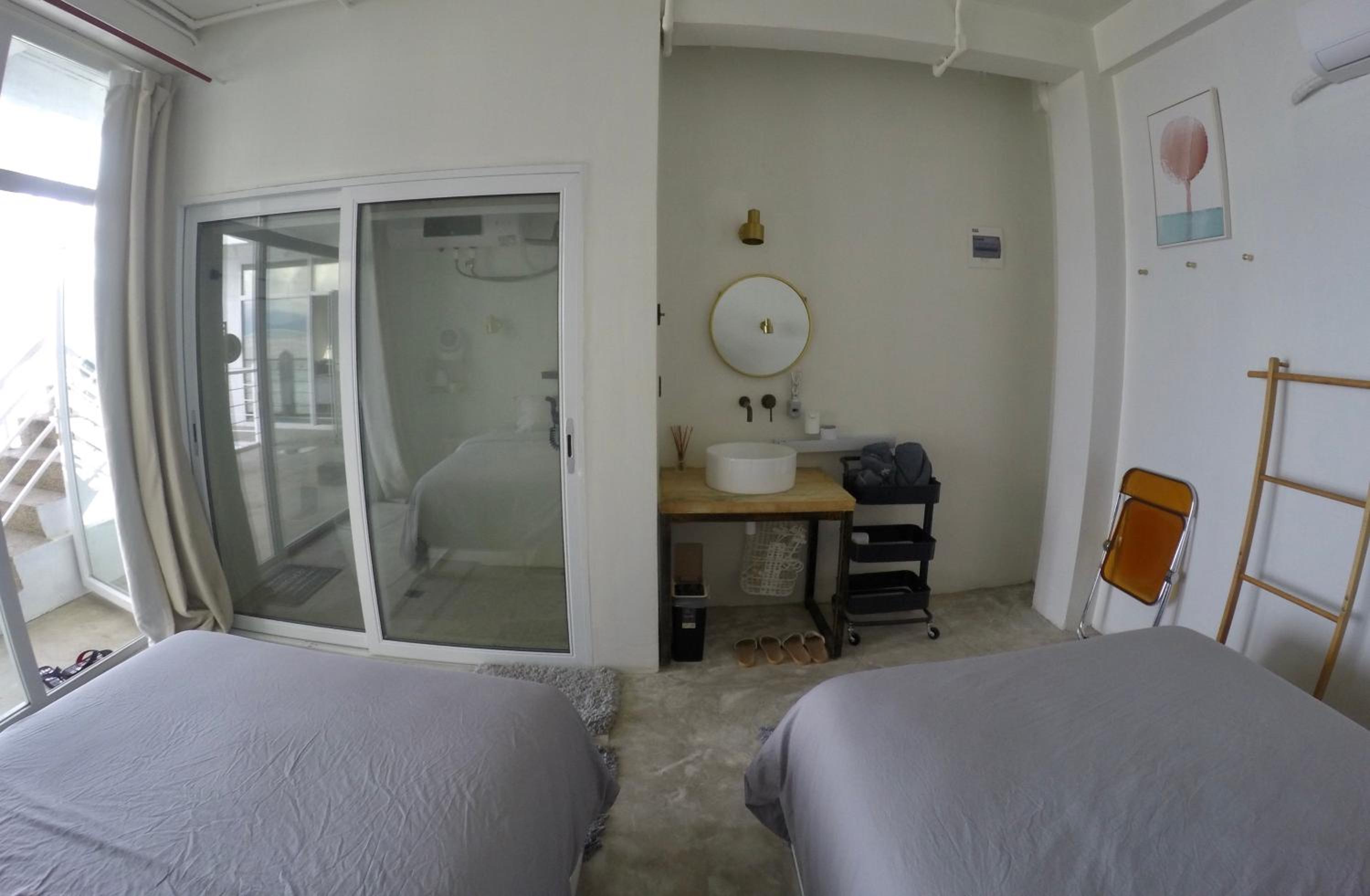 Standard Twin Room with Sea View - Photo 4