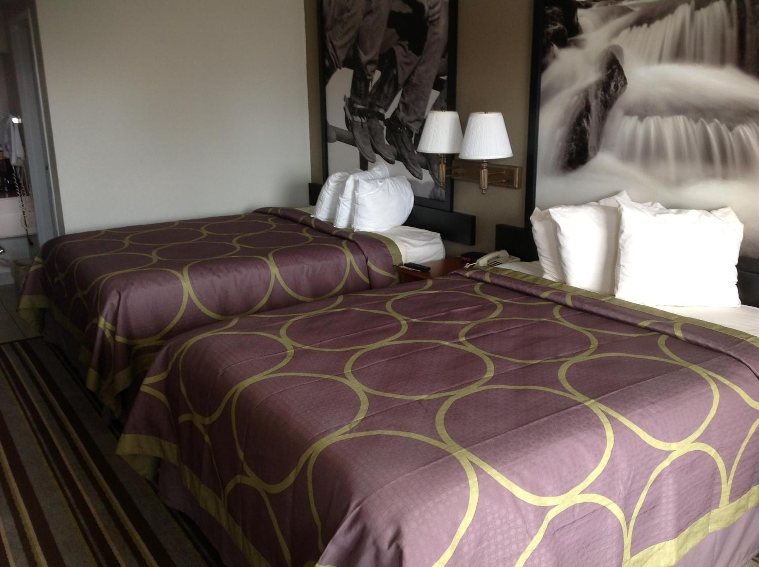 Queen Room with Two Queen Beds - Non-Smoking - Photo 2