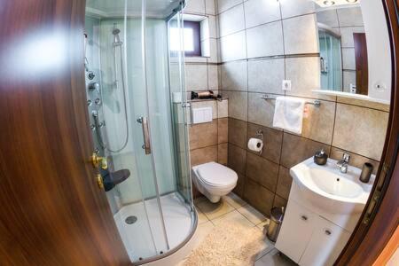 Double Room with Private Bathroom - Photo 8
