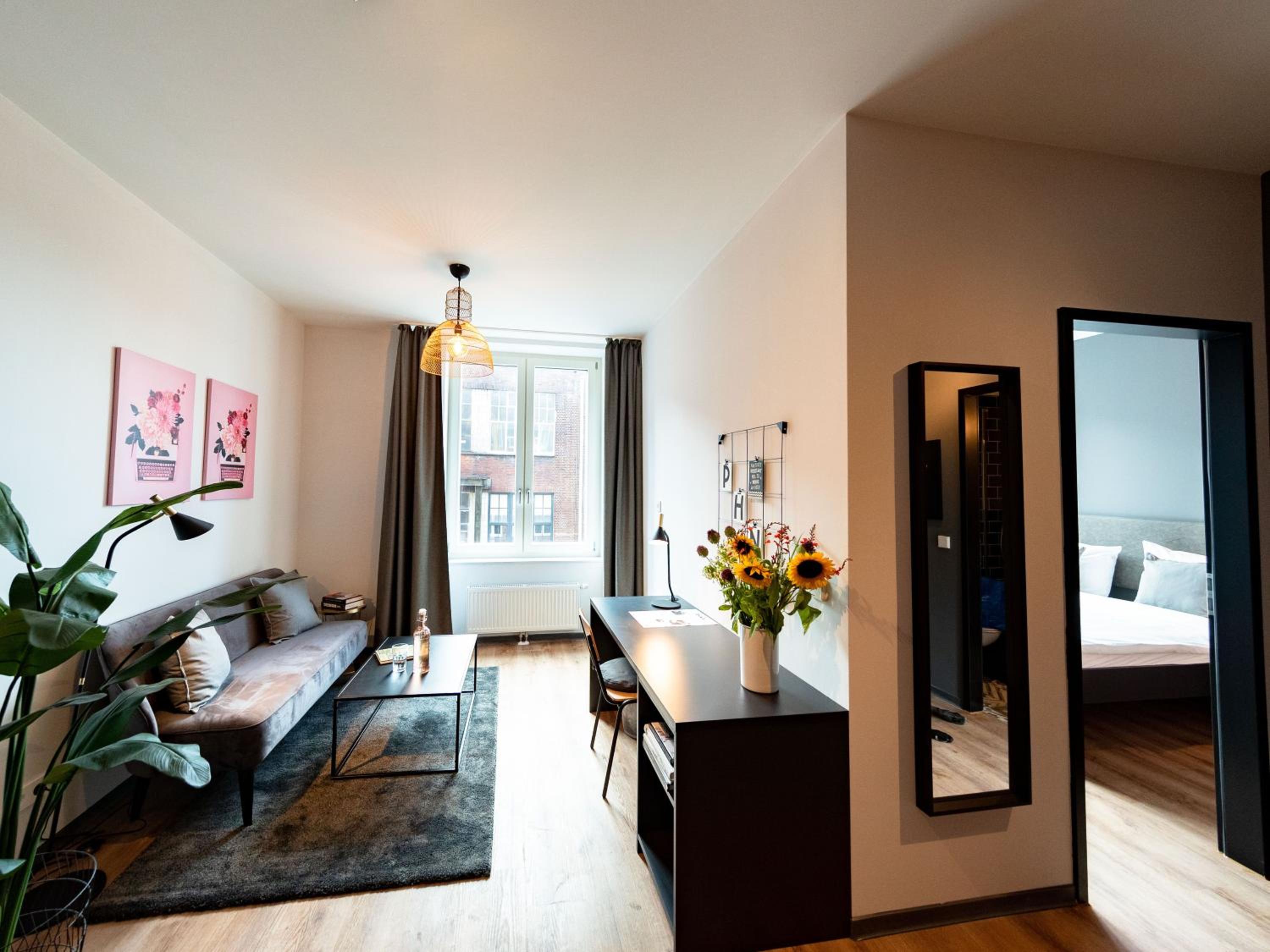 One-Bedroom Apartment - Photo 2