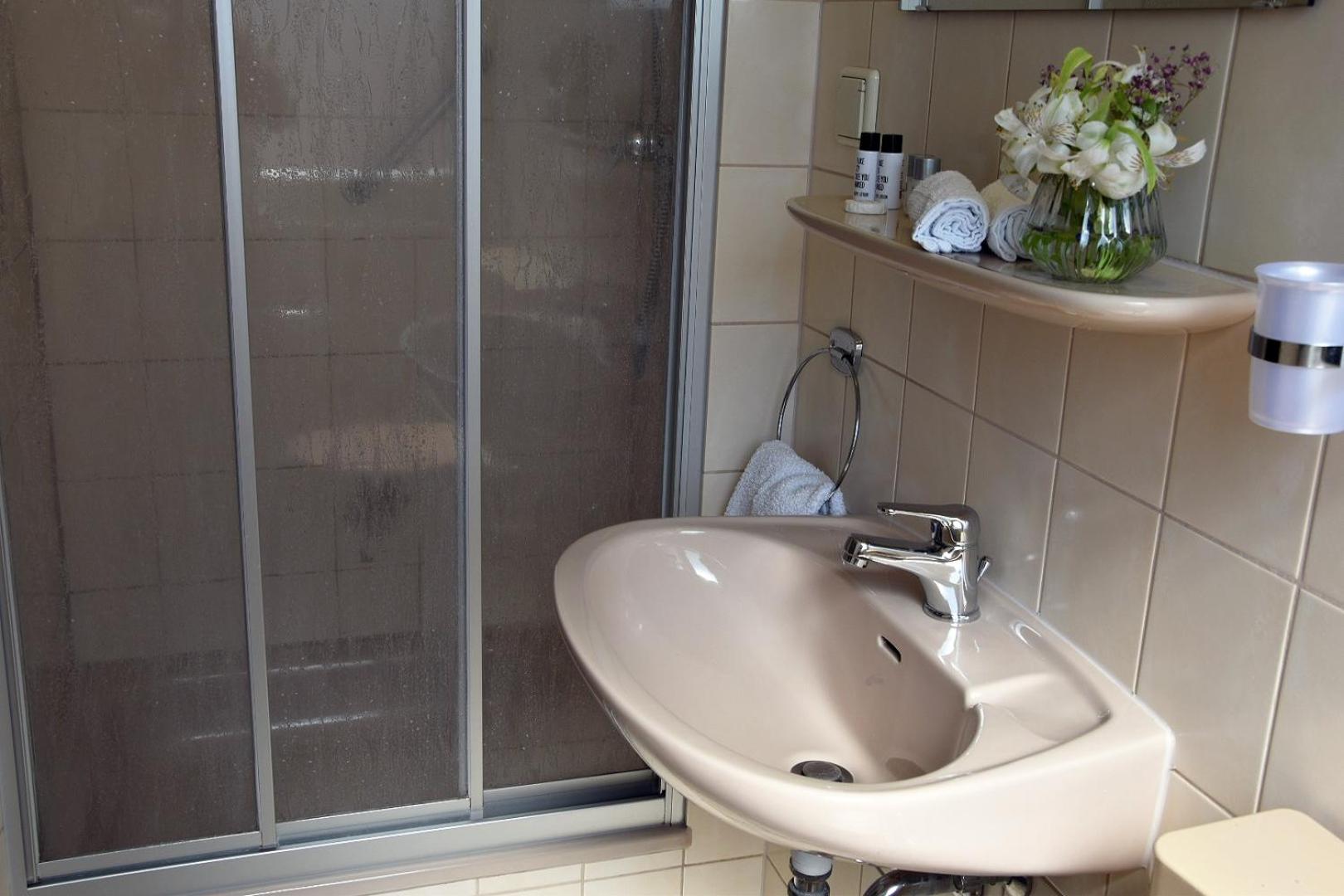 Double Room with Private Bathroom - Photo 12