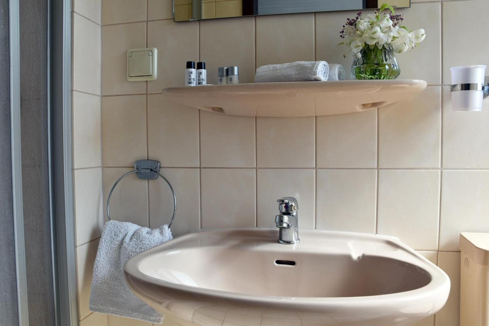 Double Room with Private Bathroom - Photo 2