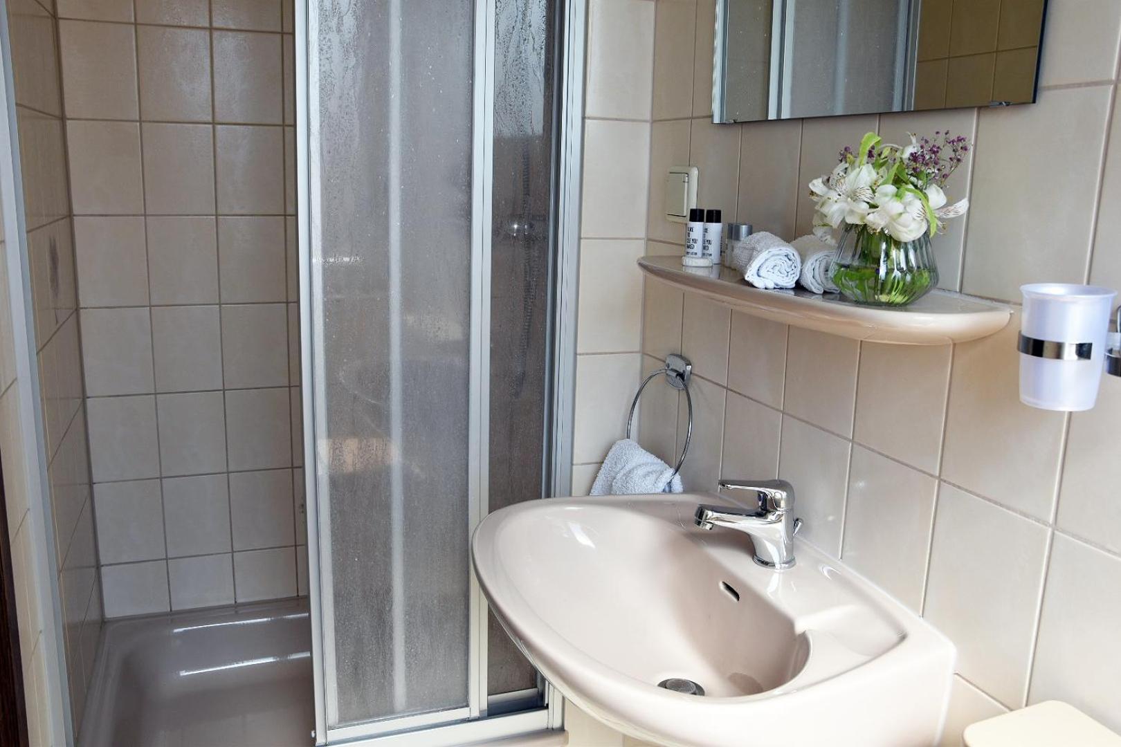 Double Room with Private Bathroom - Photo 13