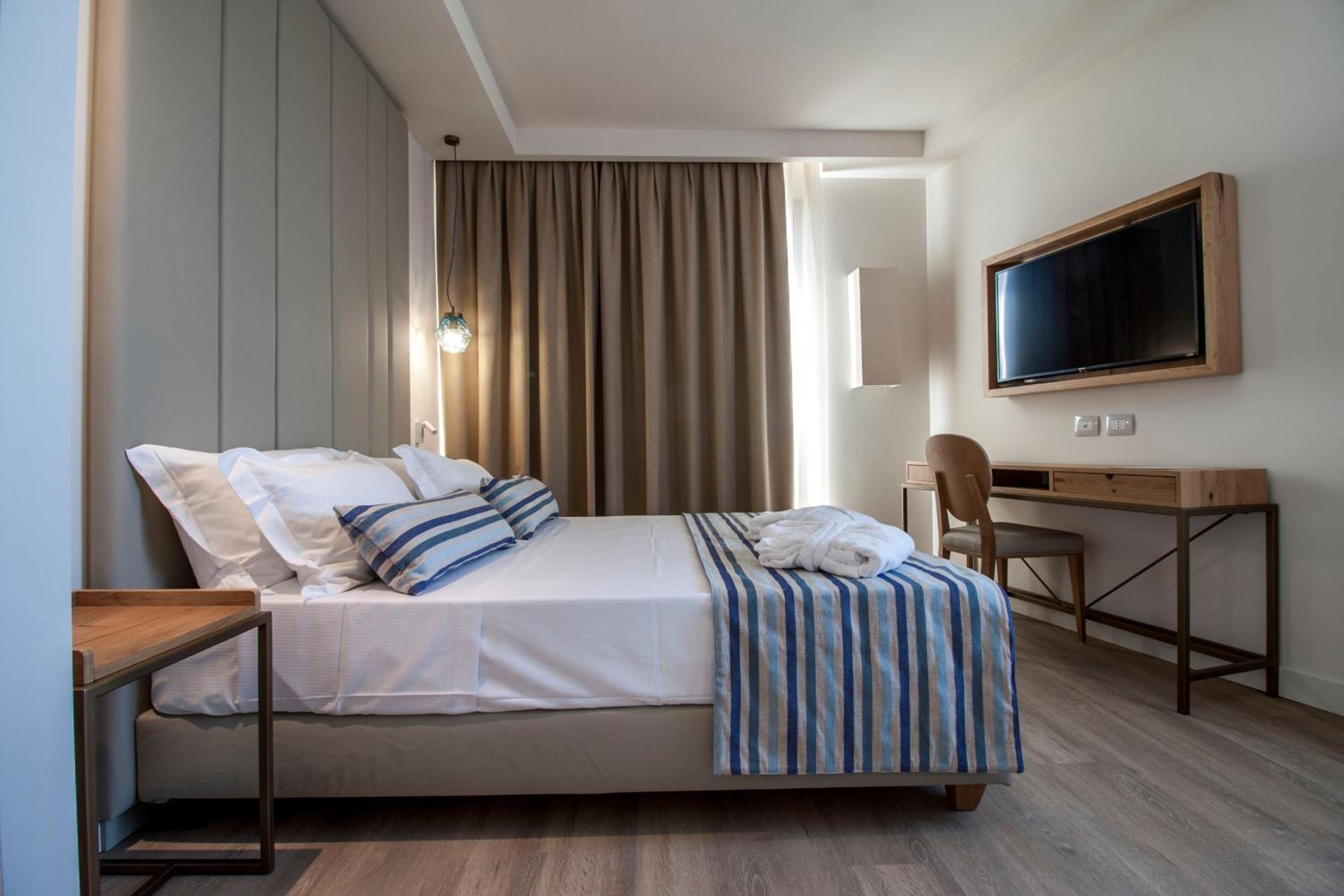 Deluxe Double Room with Balcony and Sea View photo 1