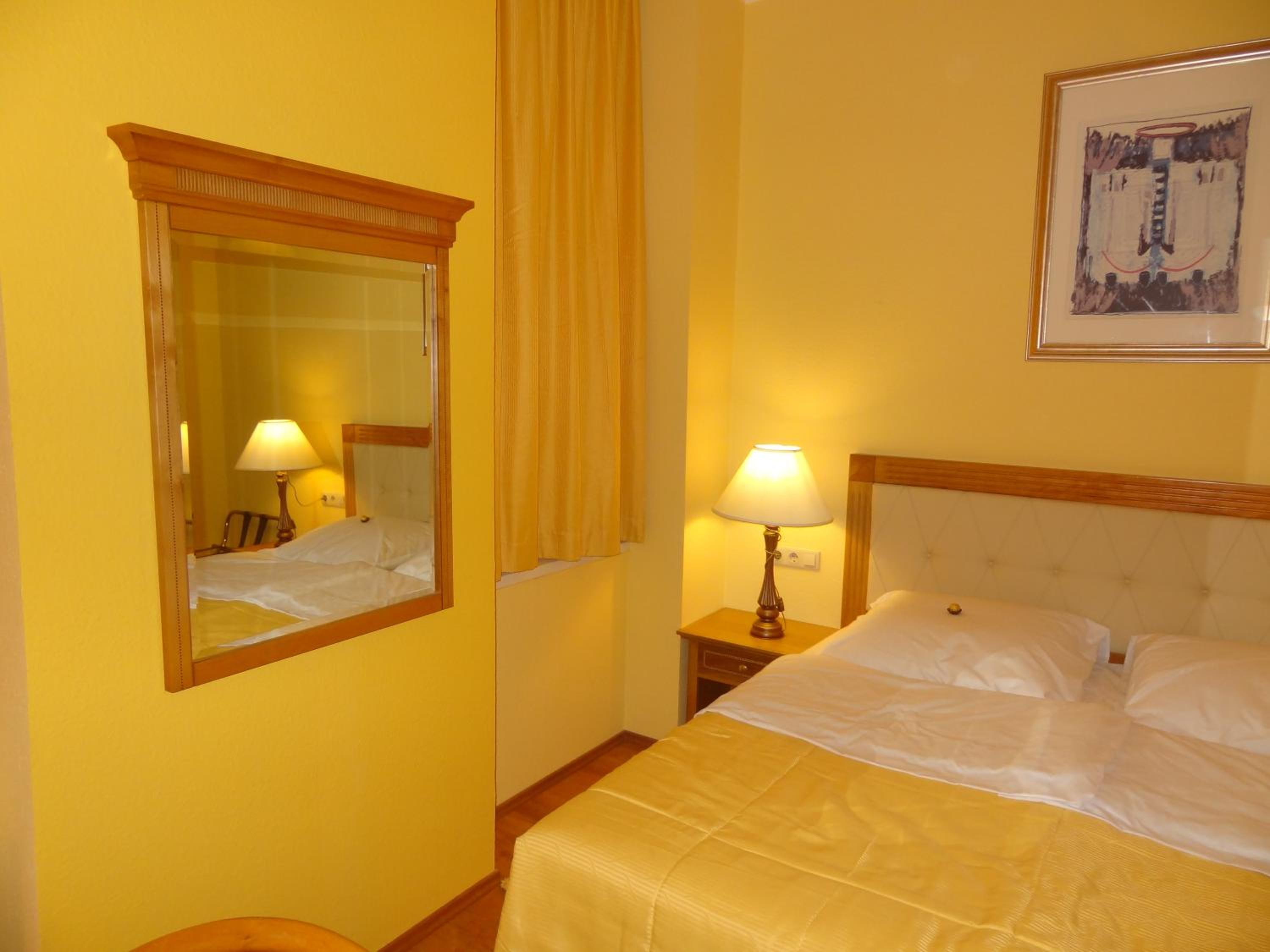 One-Bedroom Apartment - Photo 3