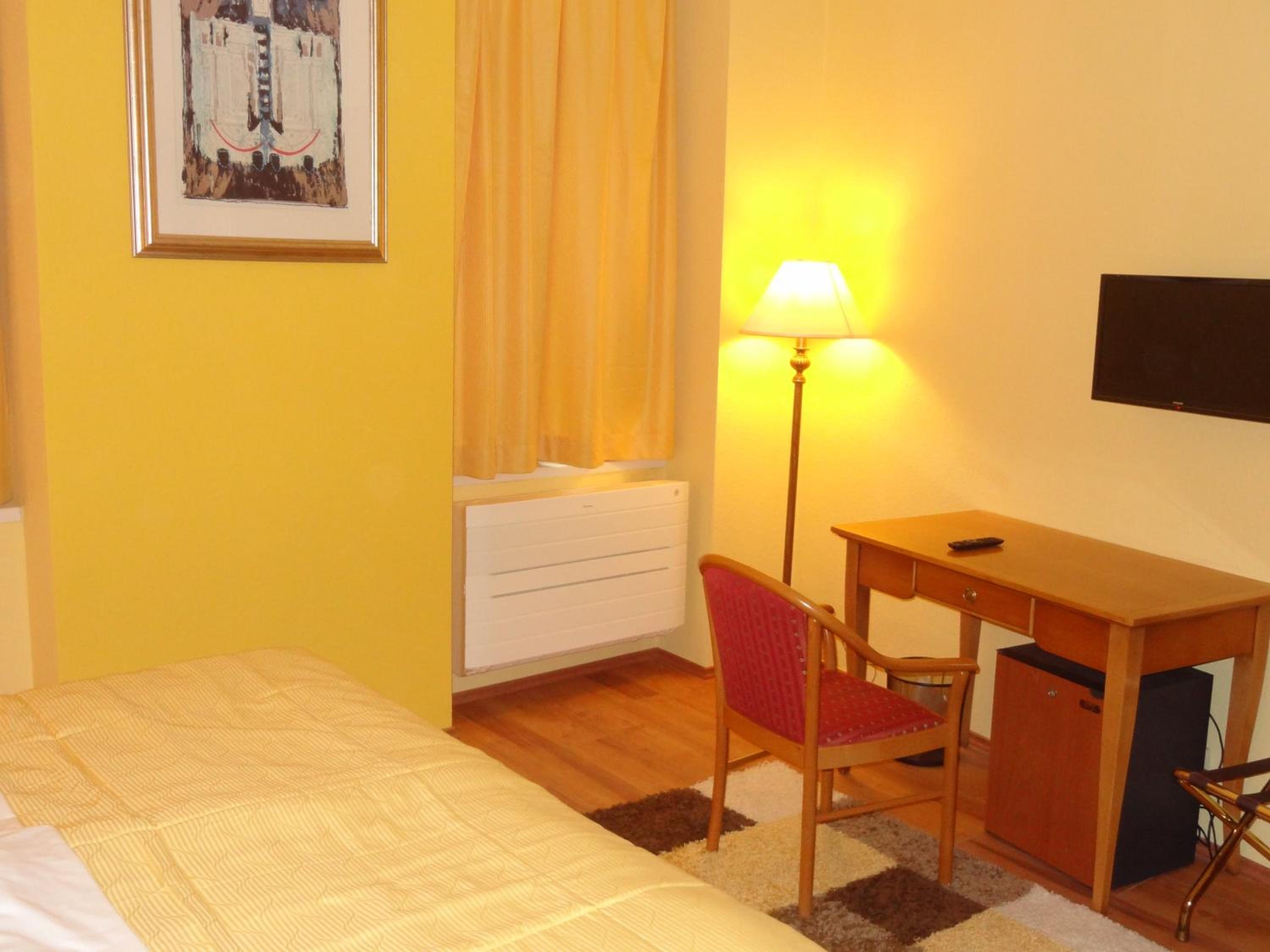 One-Bedroom Apartment - Photo 4