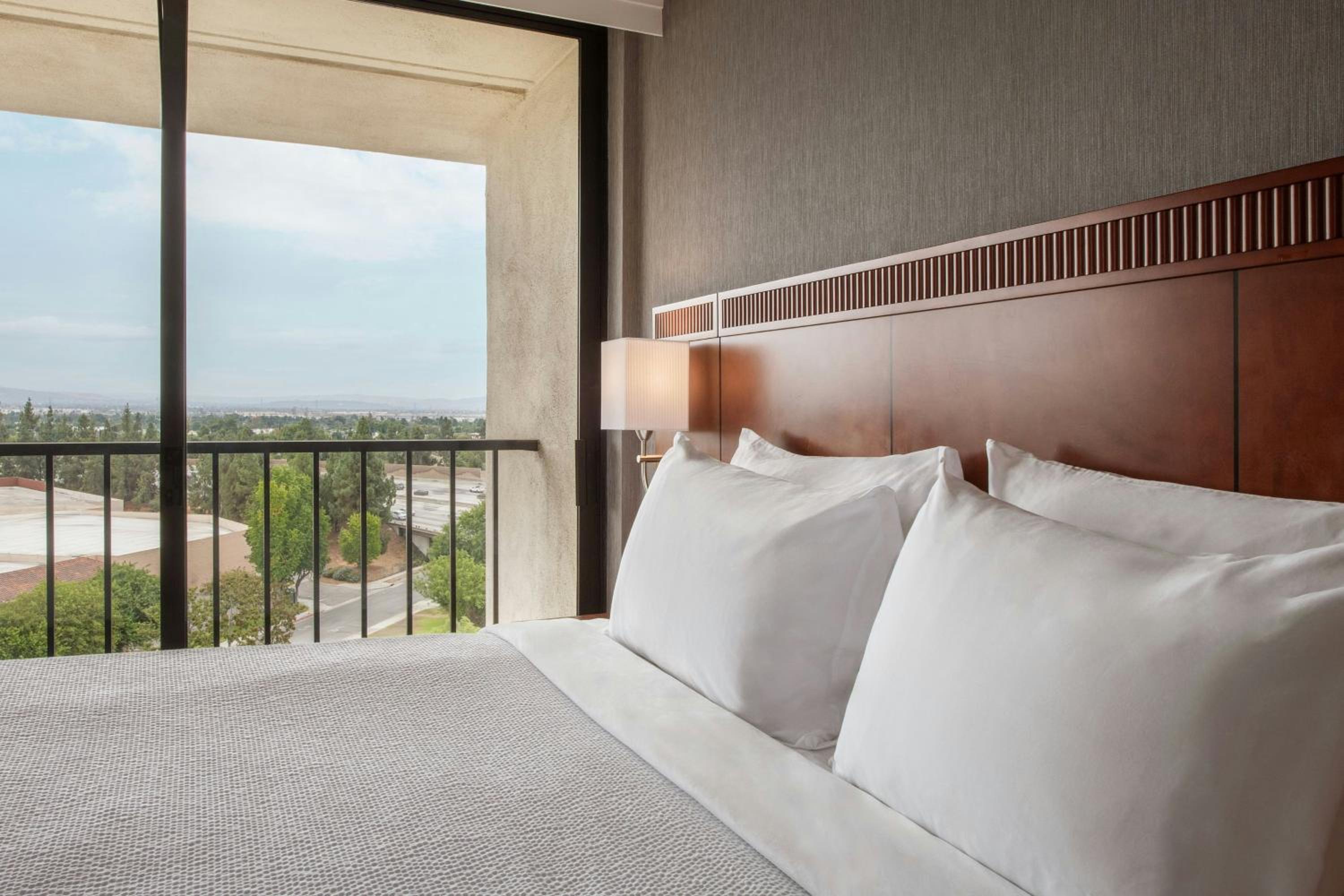 King Room with Mountain View, Sofa Bed and Bathtub - Mobility Access