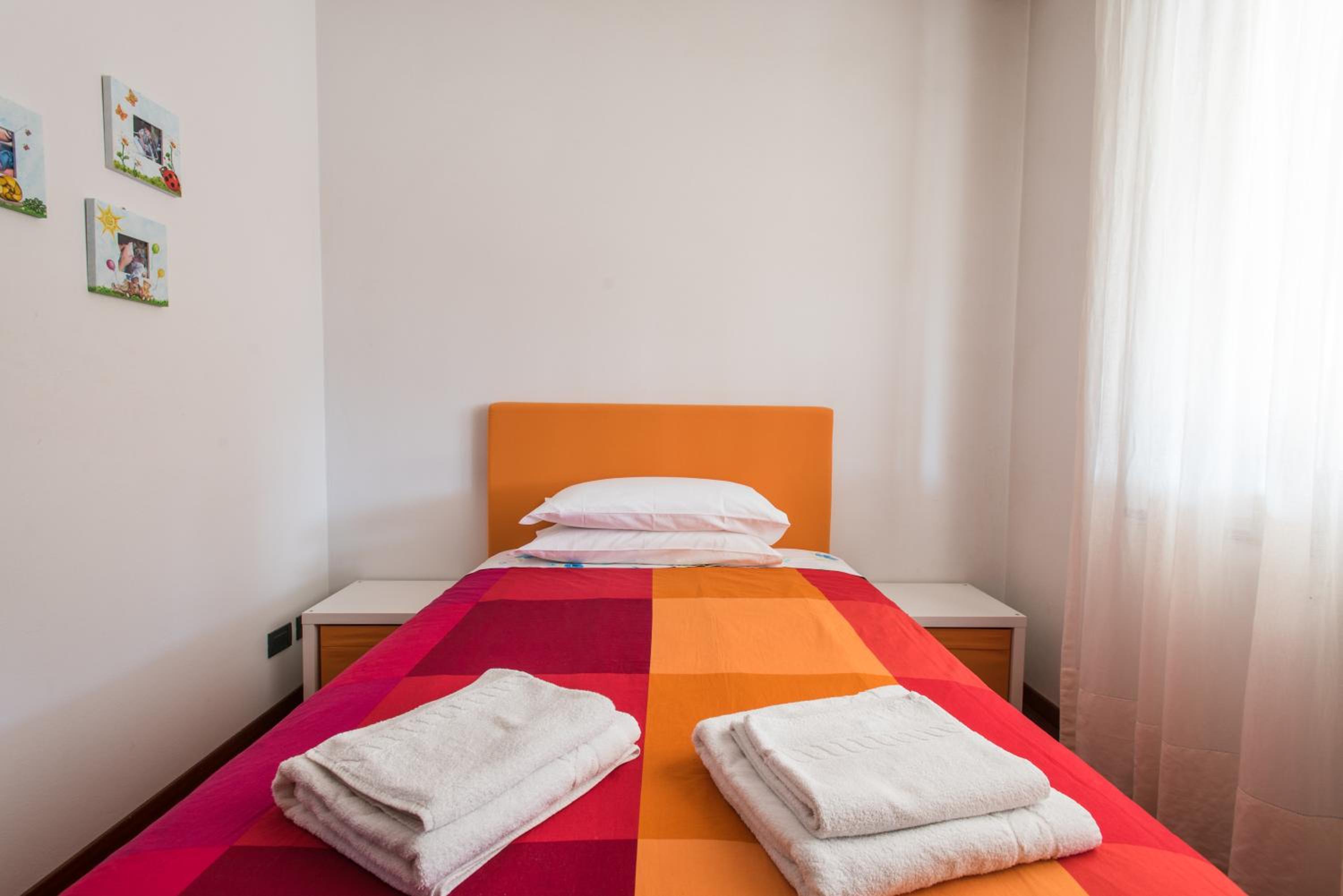 Queen Room with Shared Bathroom photo 1