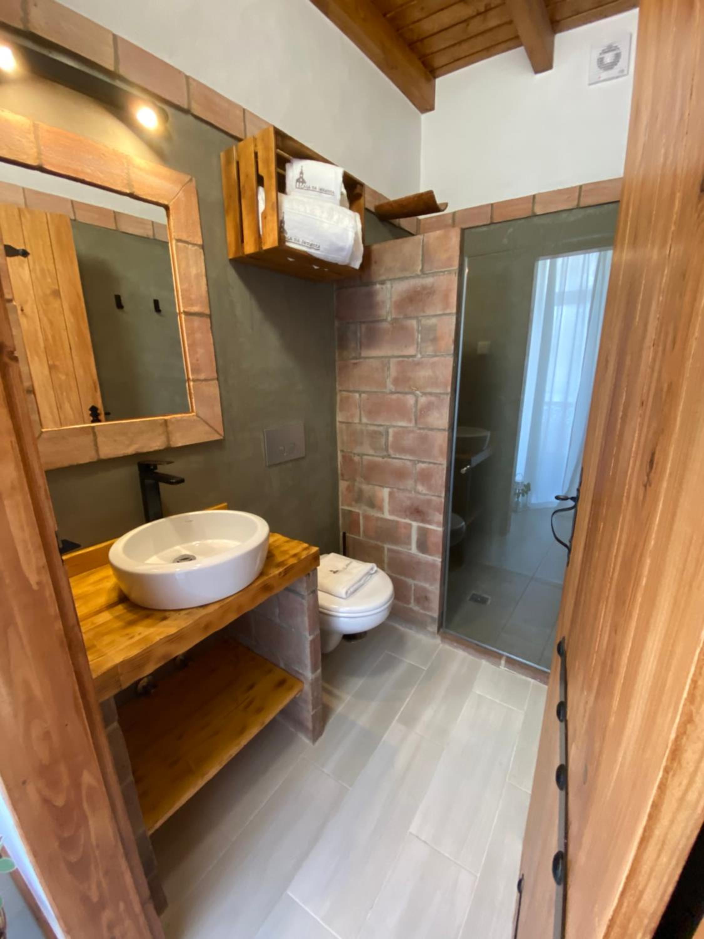 Large Double Room - Photo 3