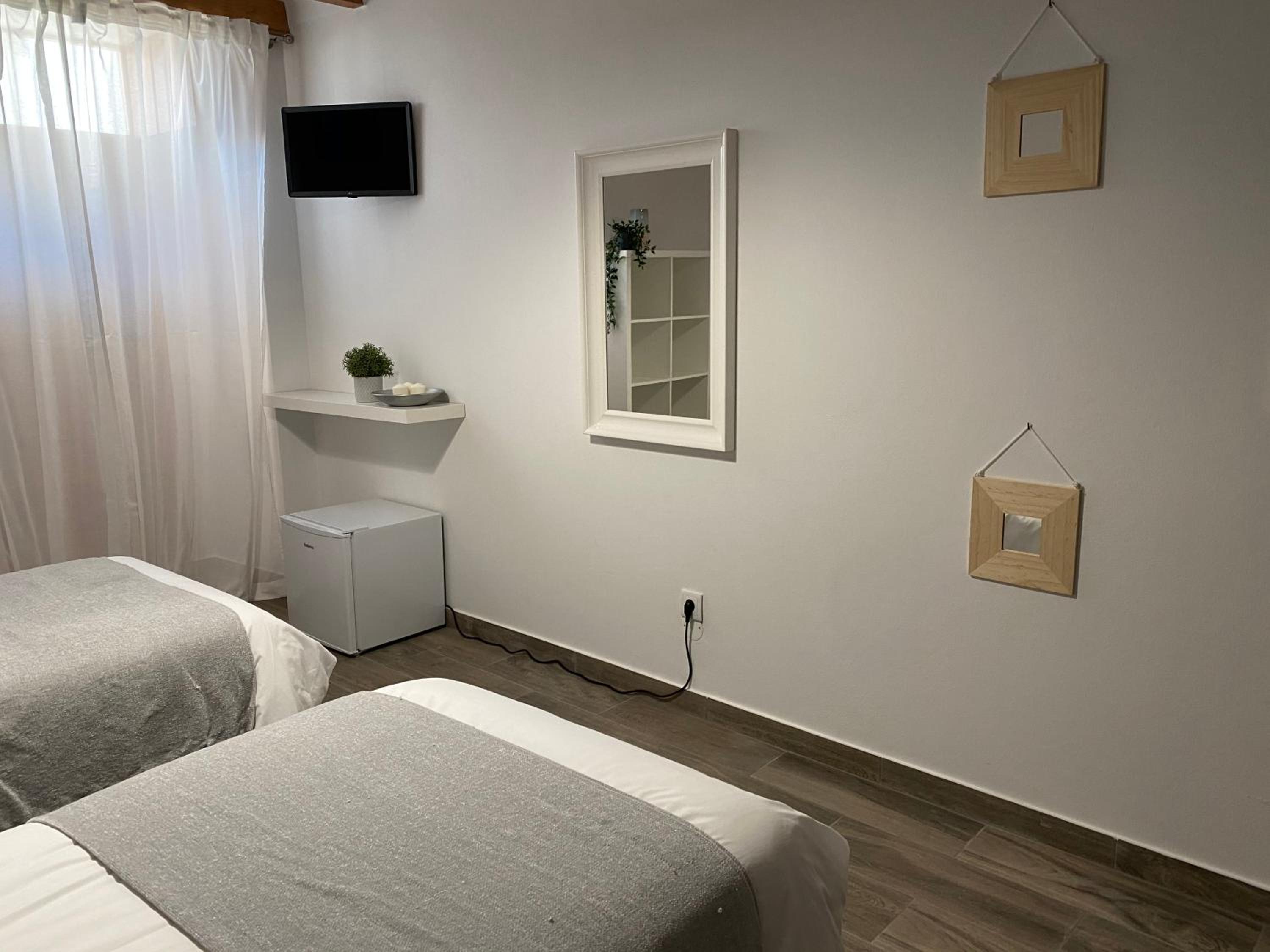 Double Room with Private Bathroom - Photo 3