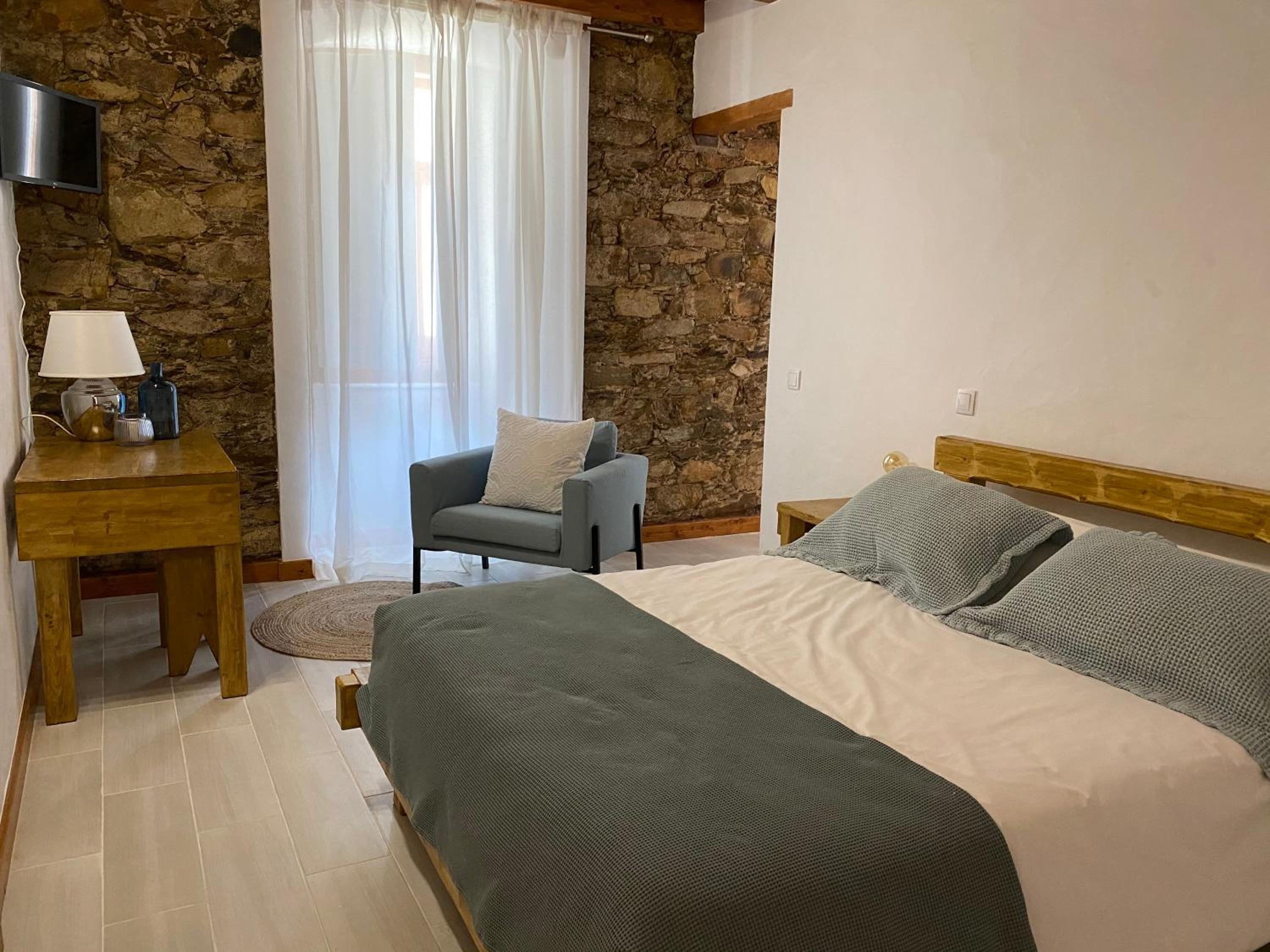 Large Double Room - Photo 1