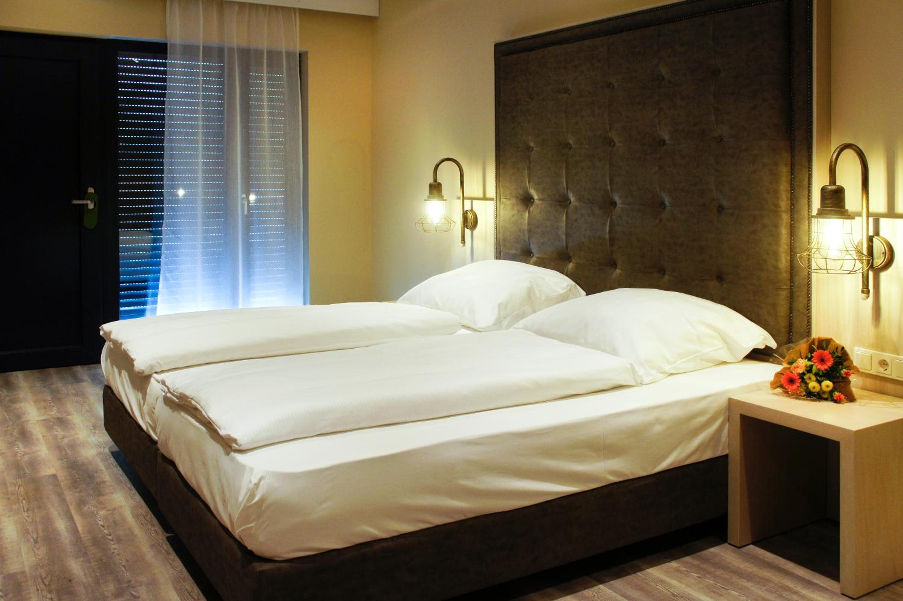 Deluxe Double Room - Photo 11
