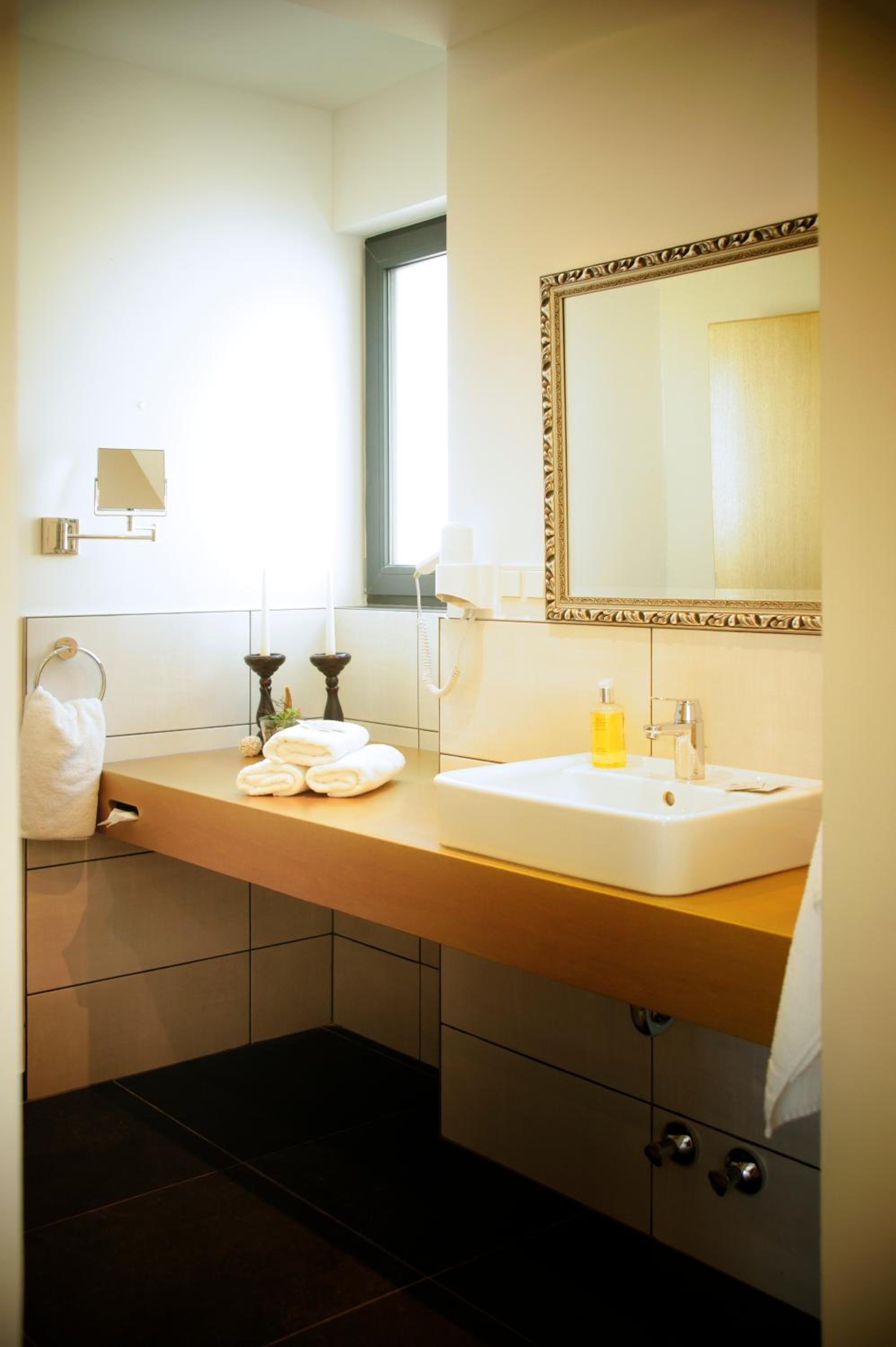 Deluxe Double Room - Photo 9