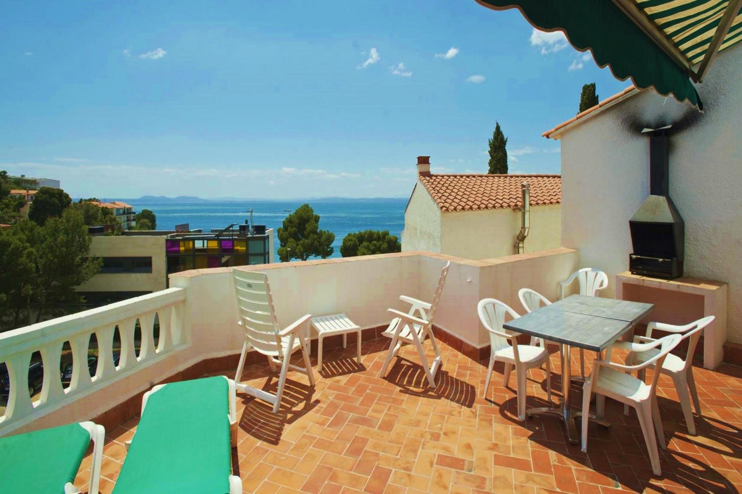 Two-Bedroom Apartment with Terrace and Sea View photo 2