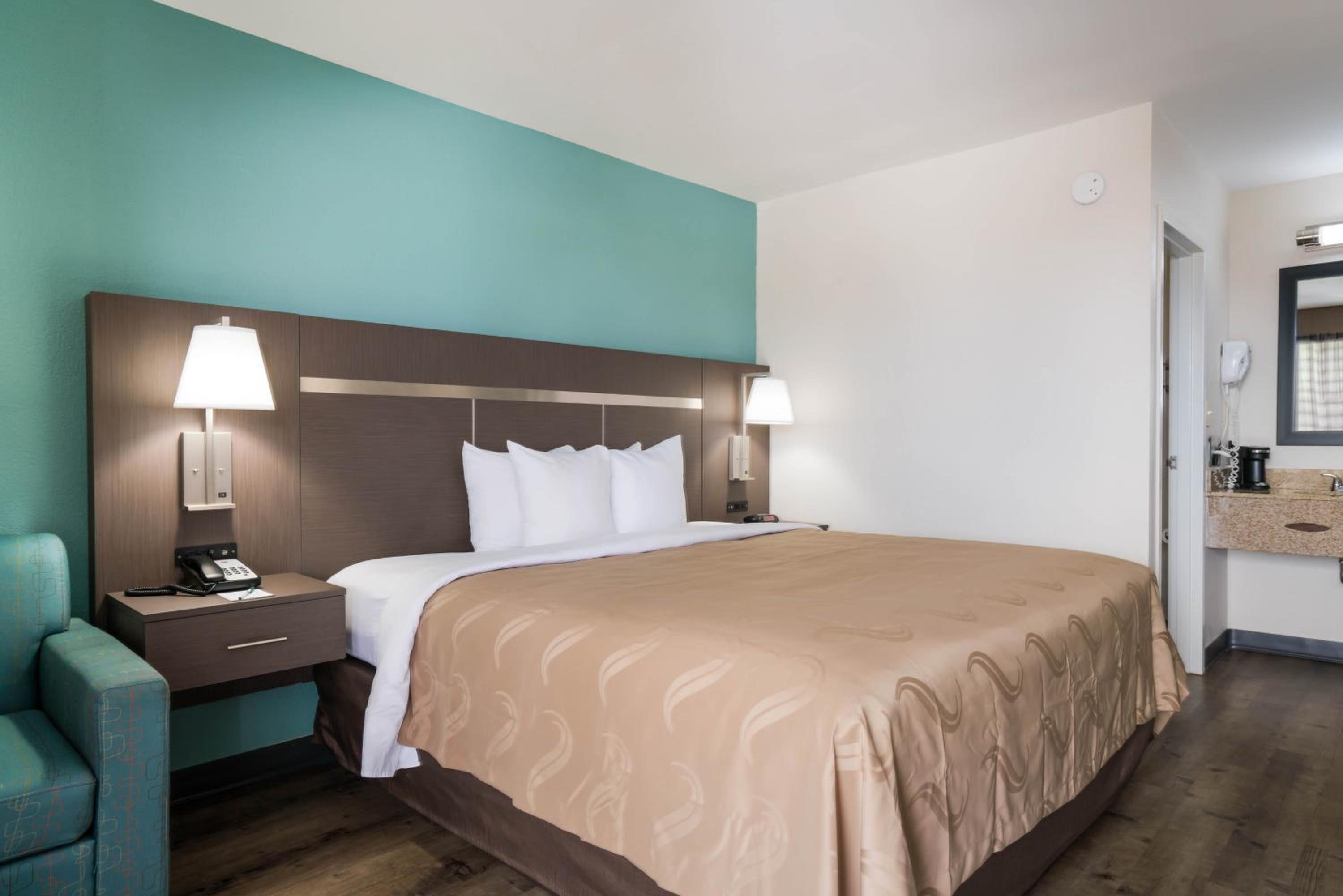King Room - Non-Smoking - Photo 1