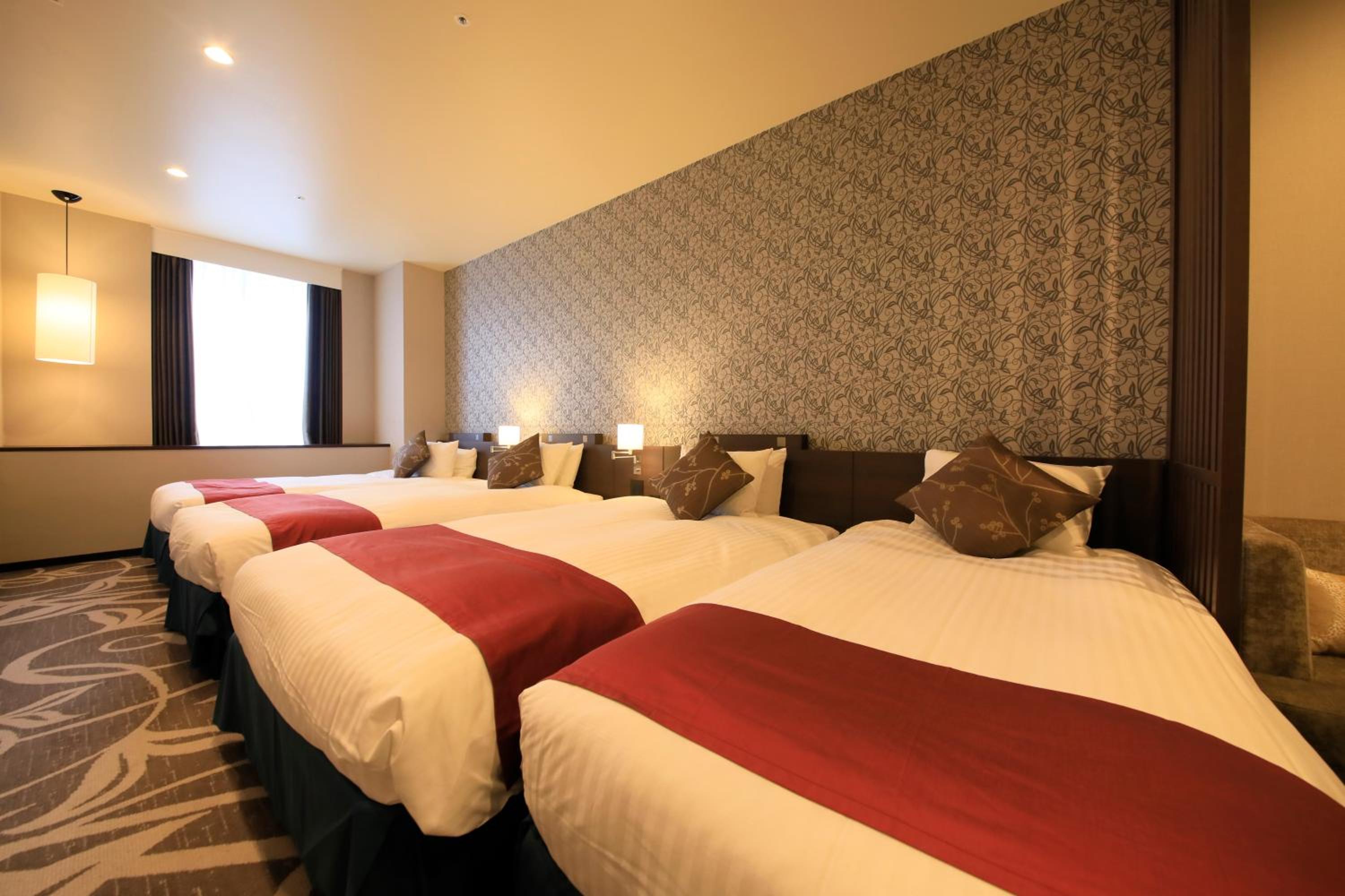 Adjoining Rooms (8 Adults)