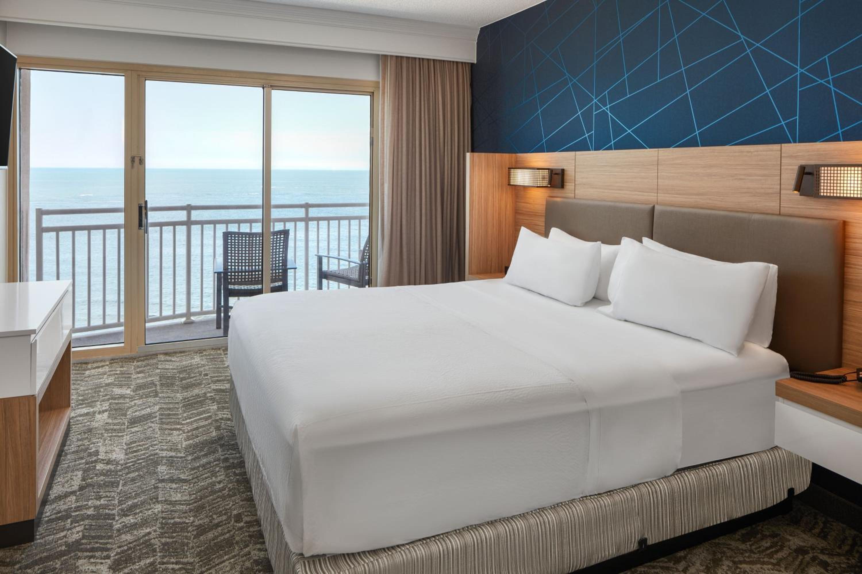 King Suite with Bathtub and Sofa Bed - Mobility Access/Hearing Accessible