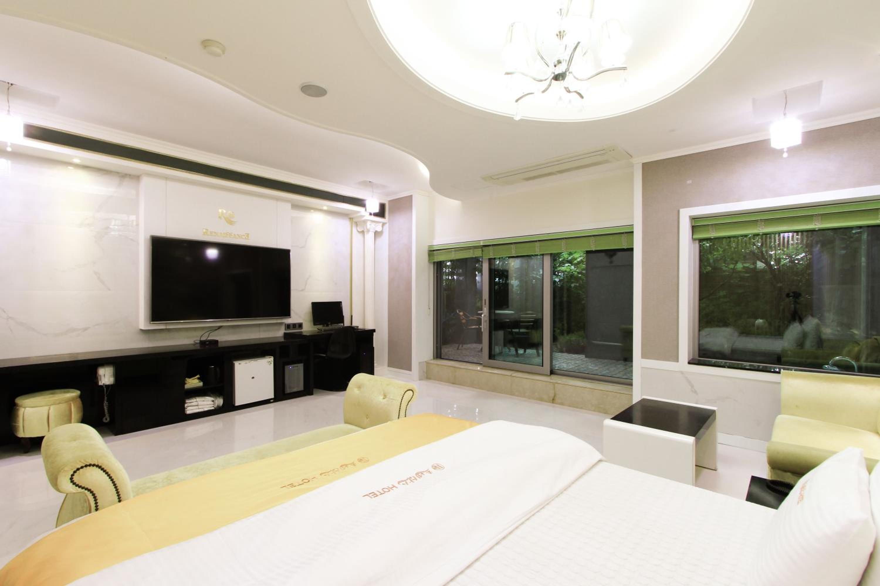 King Room with Spa Bath - Photo 25
