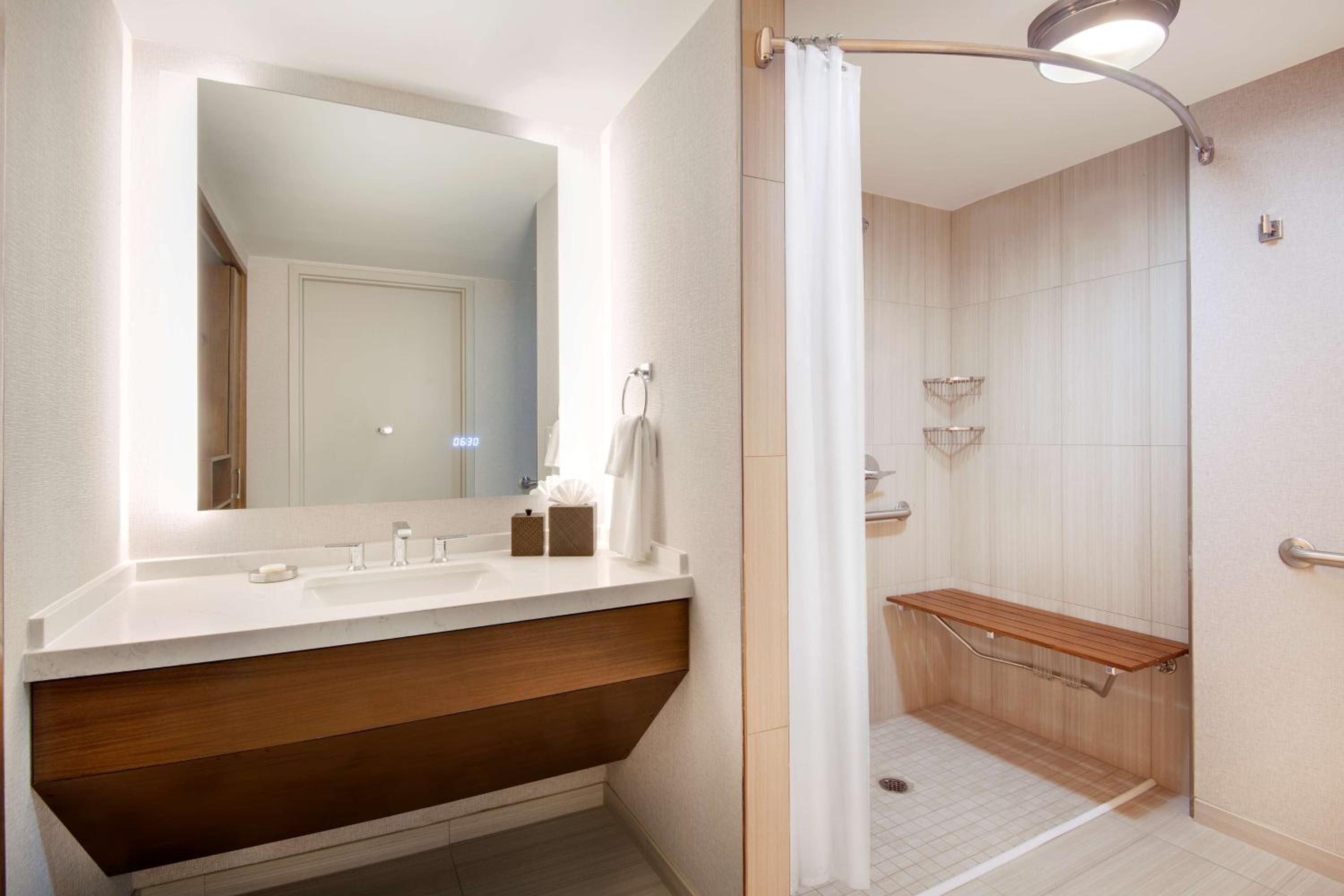 Queen Room with Accessible Shower - Disability Access - Photo 2