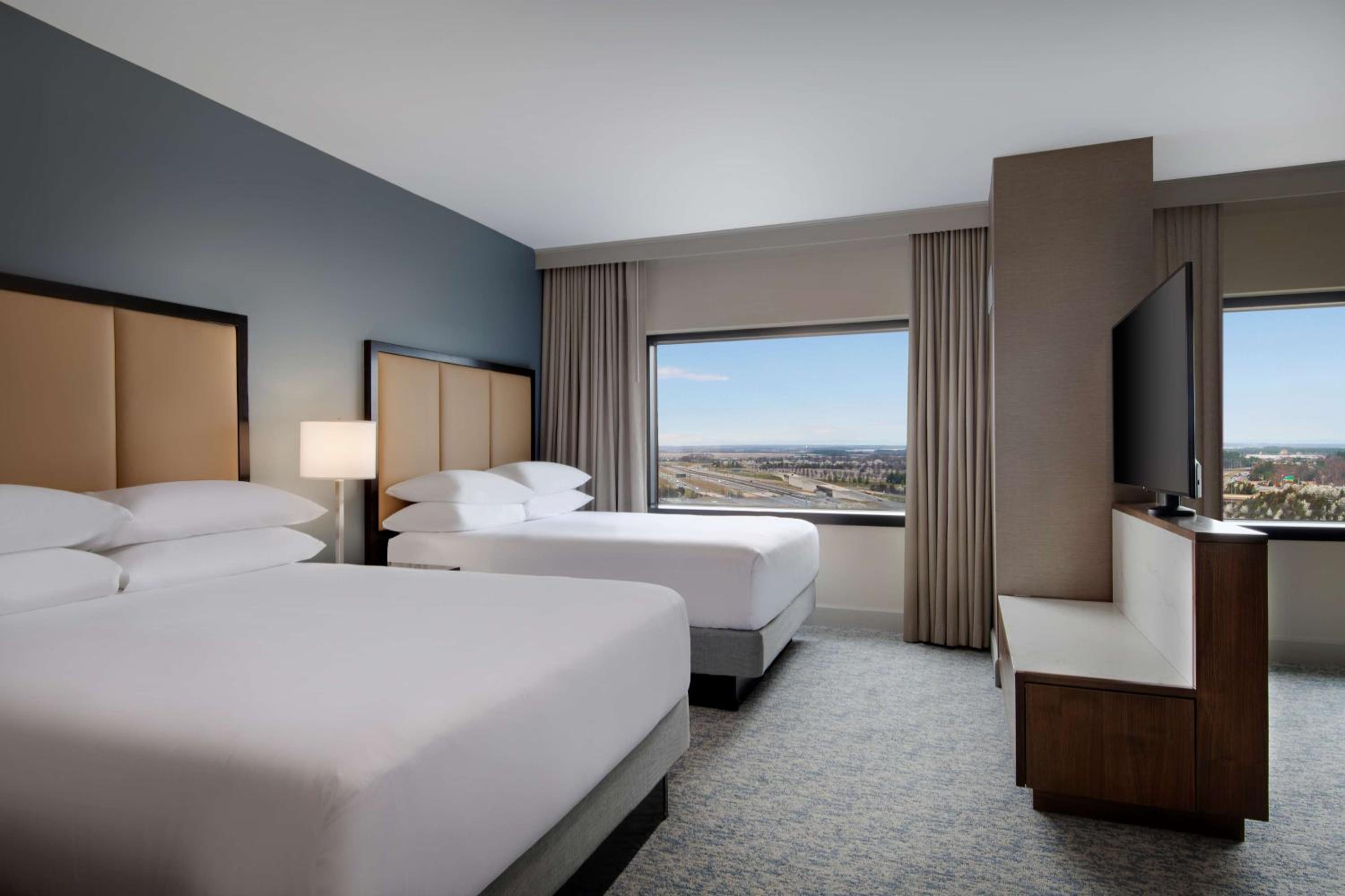 Queen Room with Two Queen Beds - High Floor - Photo 1