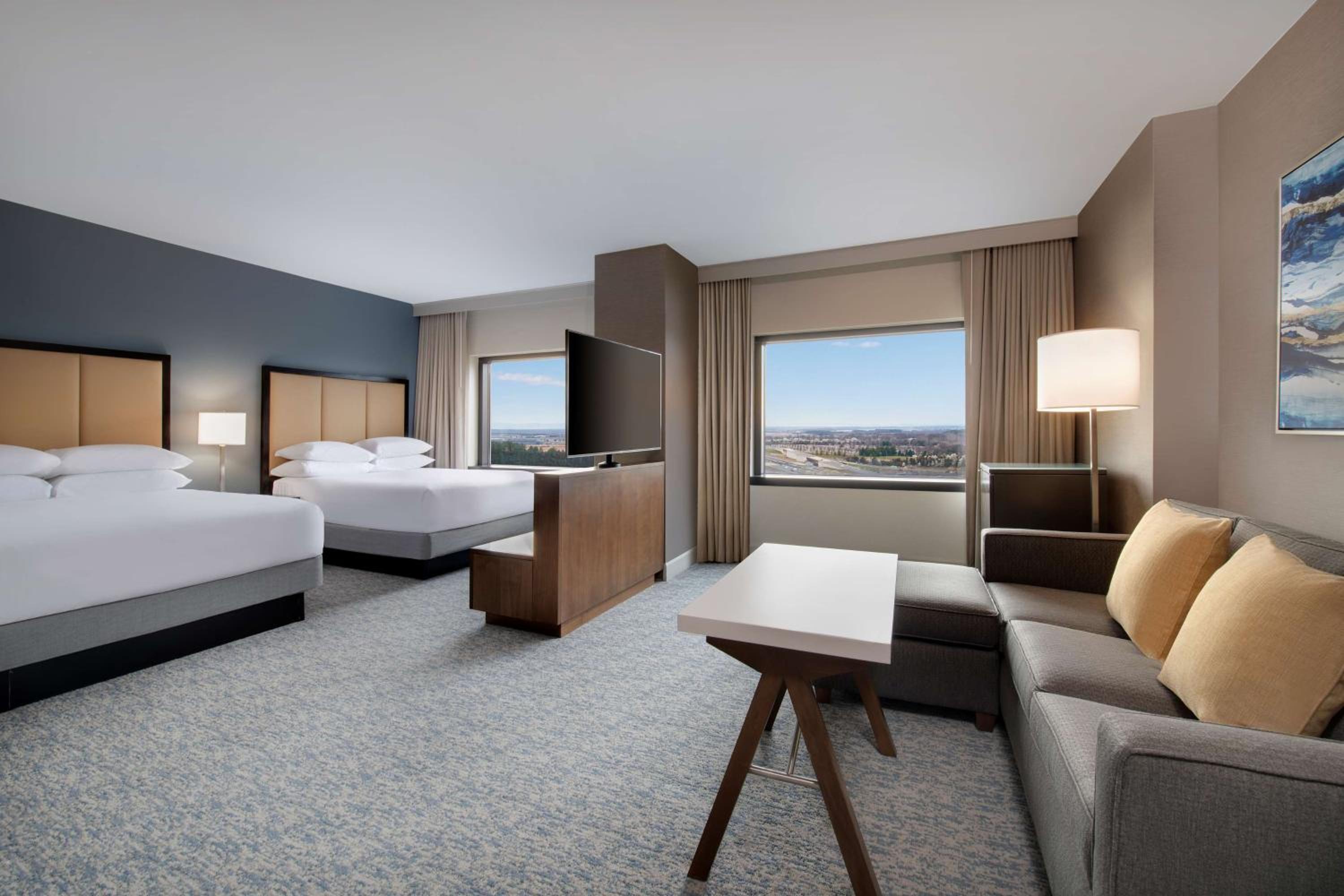 Queen Room with Two Queen Beds - High Floor - Photo 4