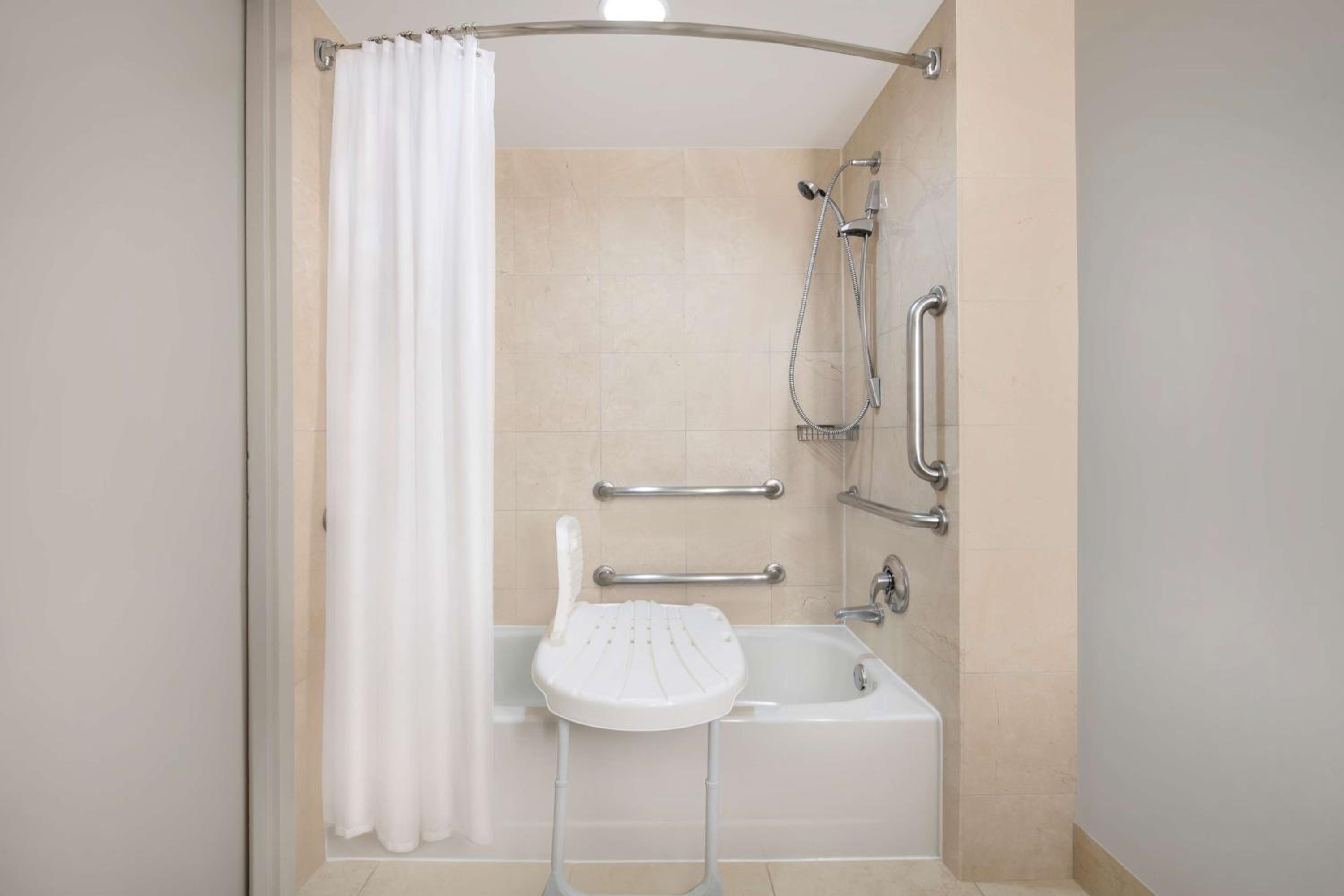 Queen Room with Accessible Tub - Disability Access - Photo 7