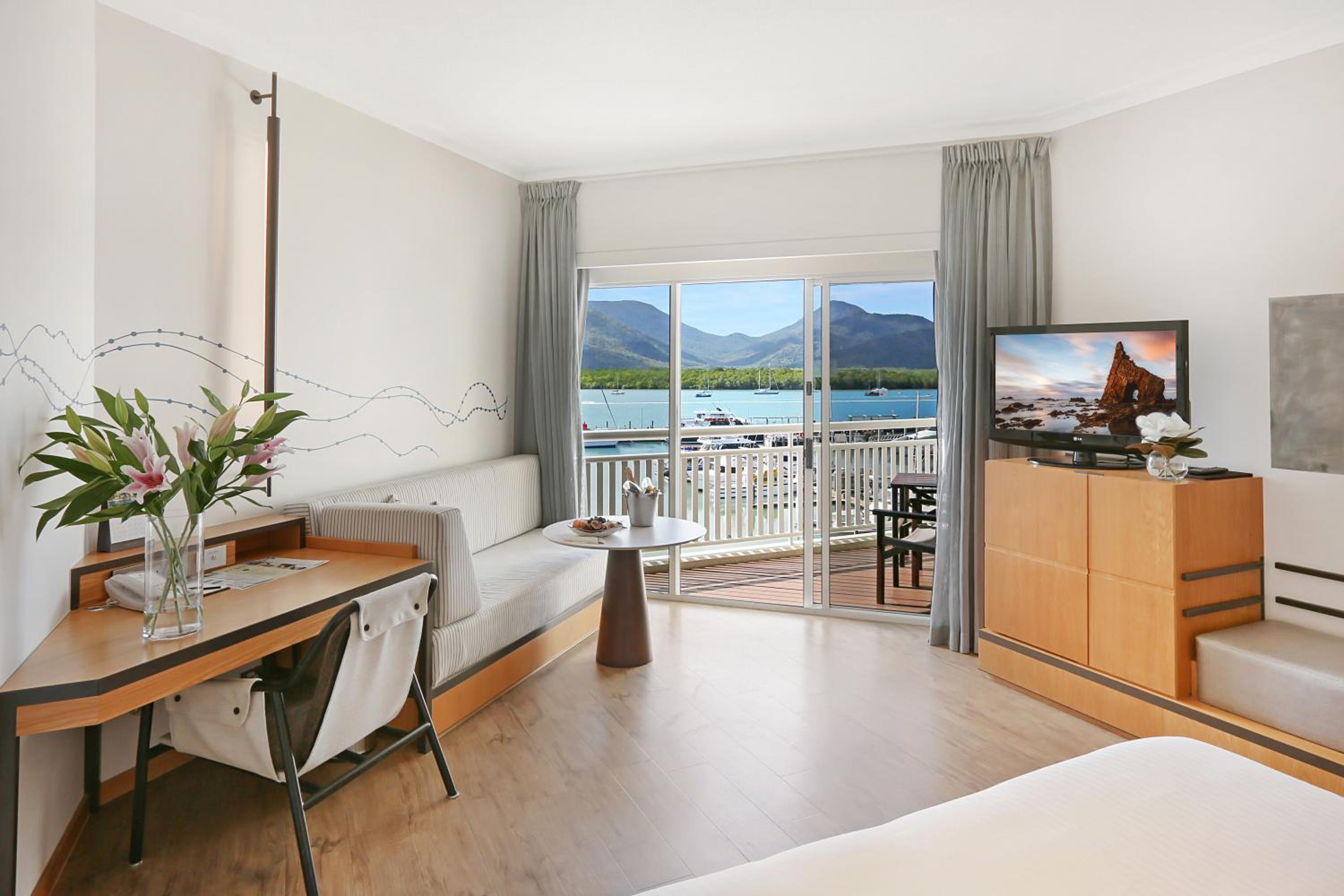 Executive Marina Room - Photo 10