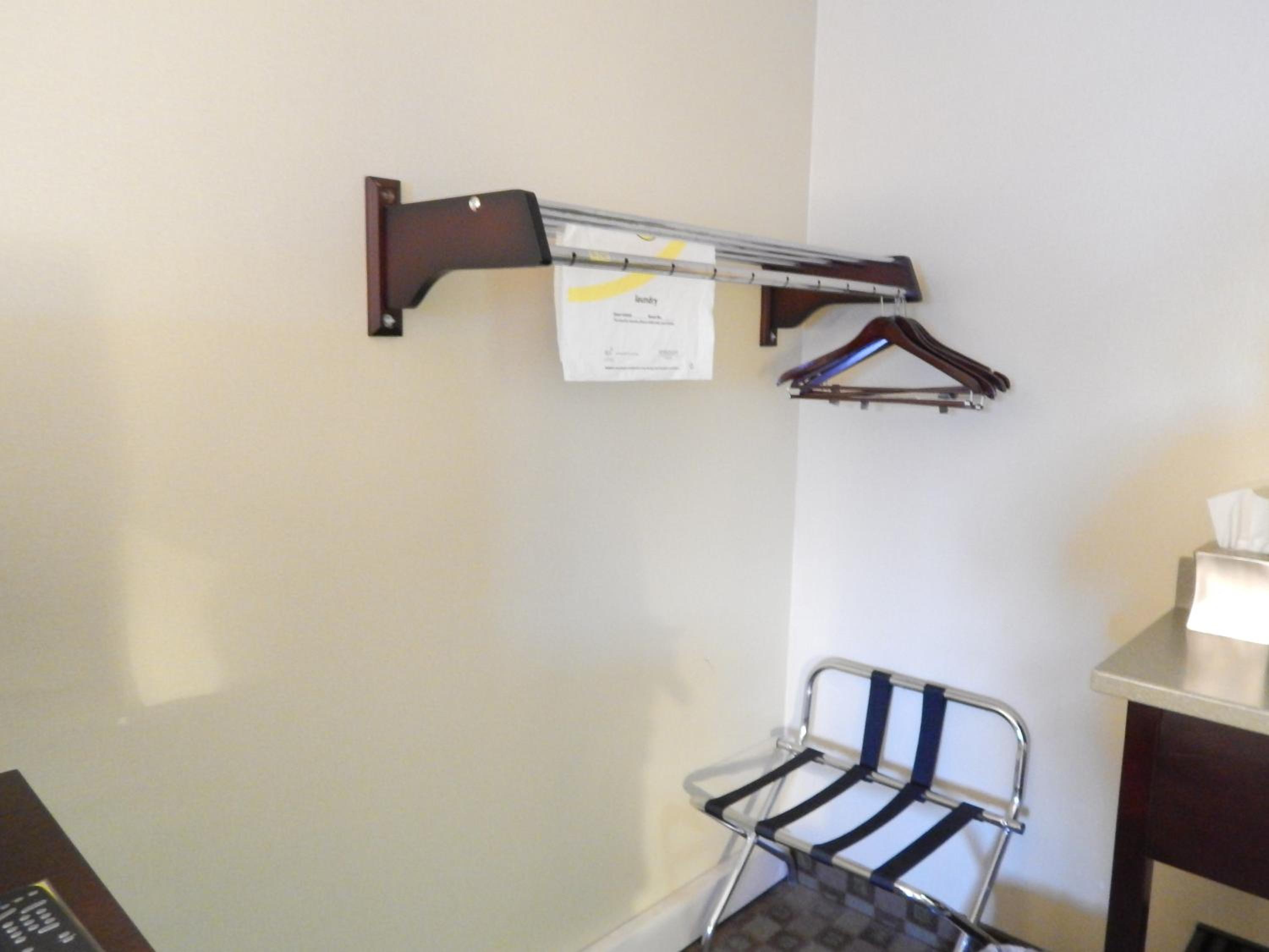 Queen Room - Non-Smoking - Photo 4