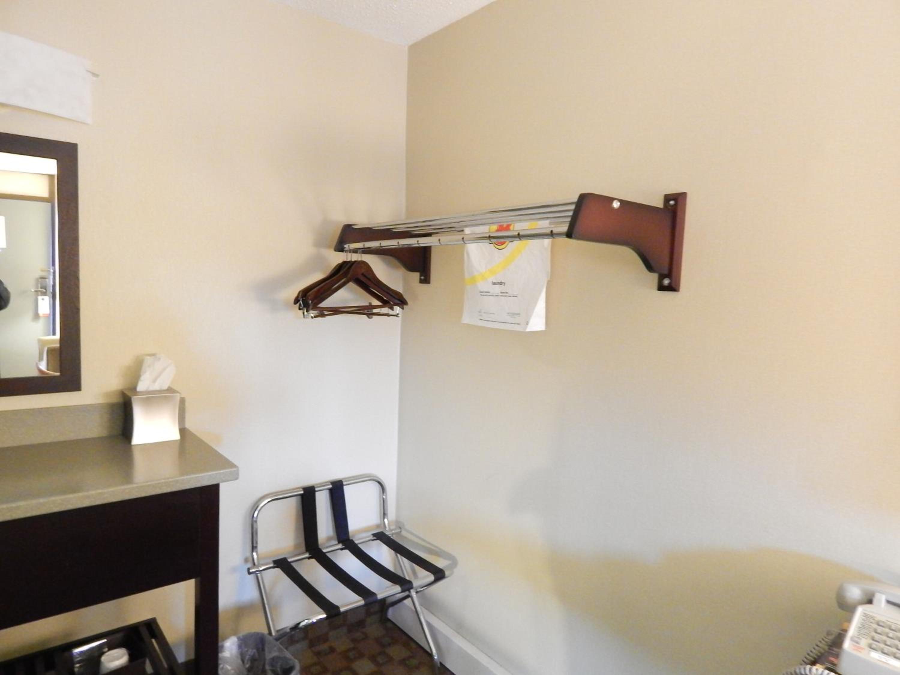 Queen Room - Non-Smoking - Photo 3