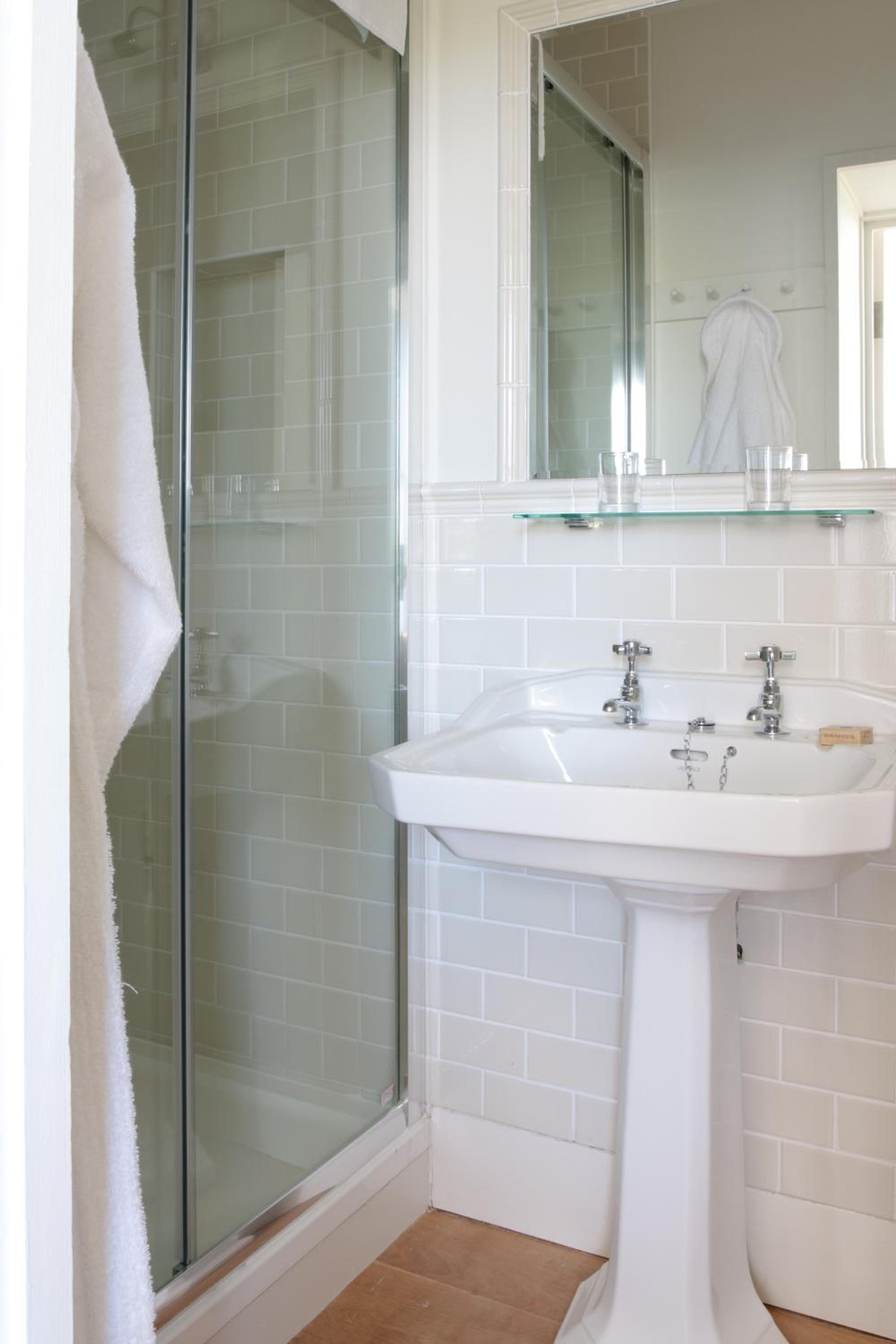 Superior Double or Twin Room with Park View Shower Only photo 2