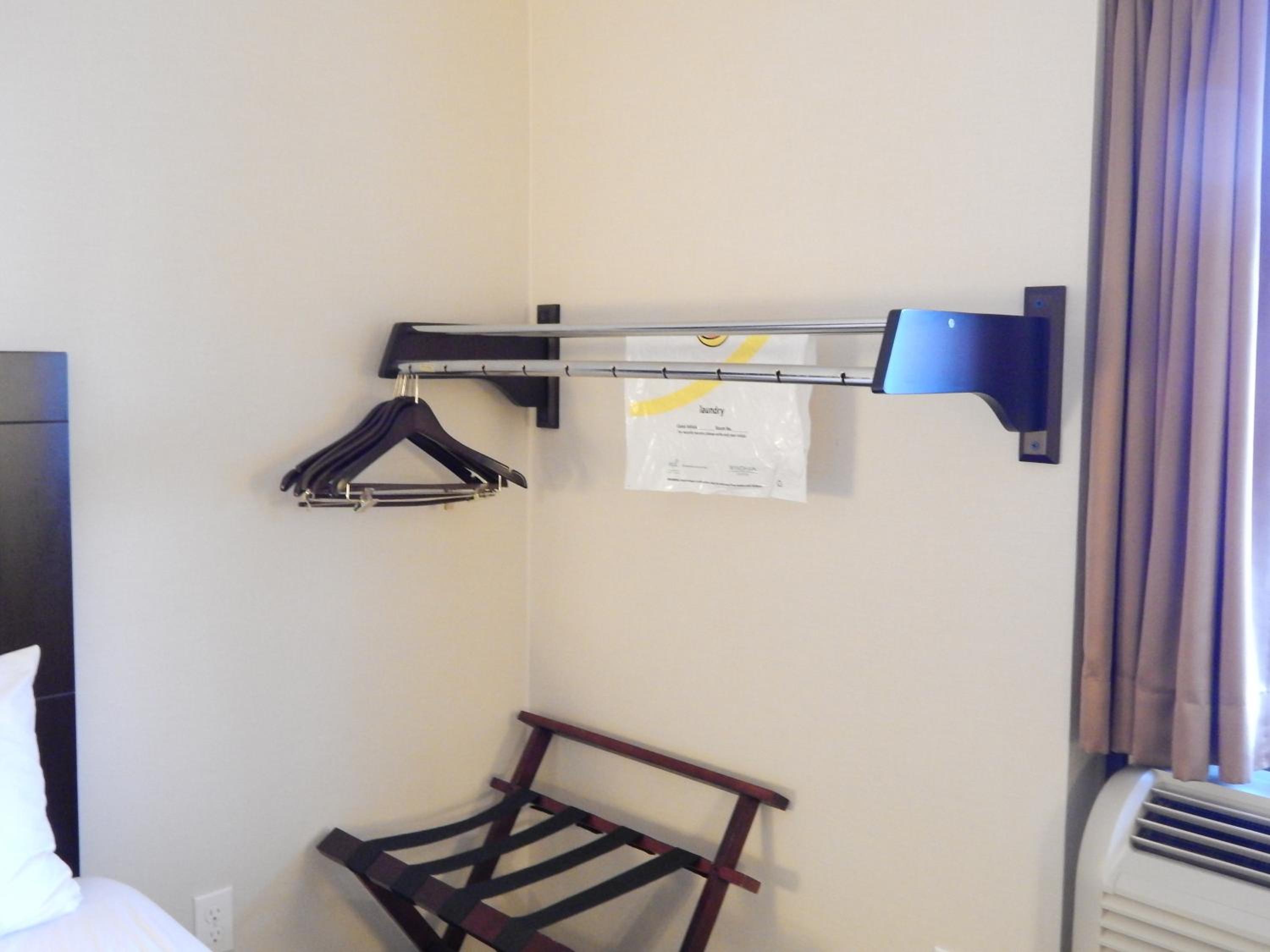 Double Room with Two Double Beds - Non-Smoking - Photo 2