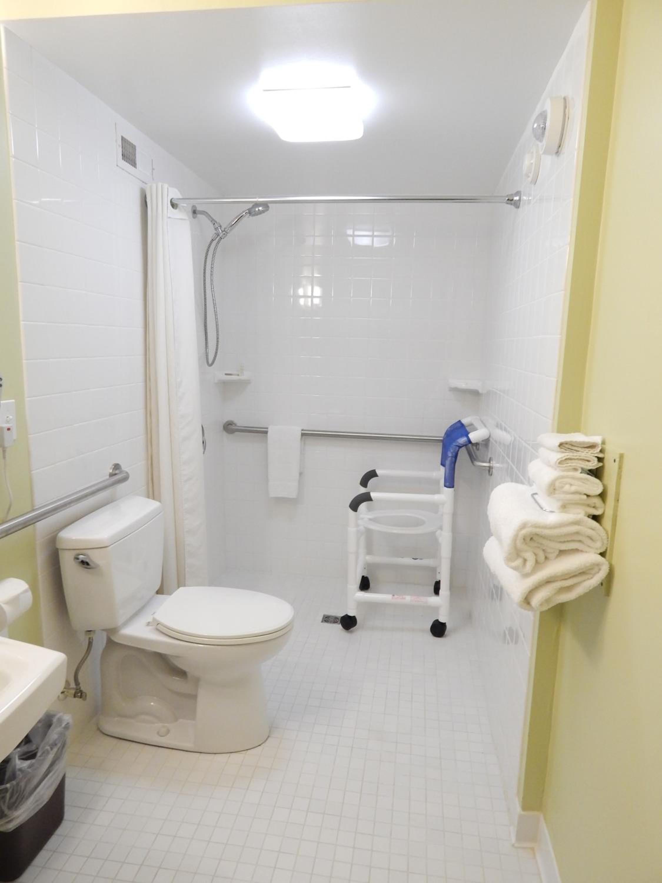 Deluxe Queen Room - Mobility Access/Non-Smoking - Photo 2