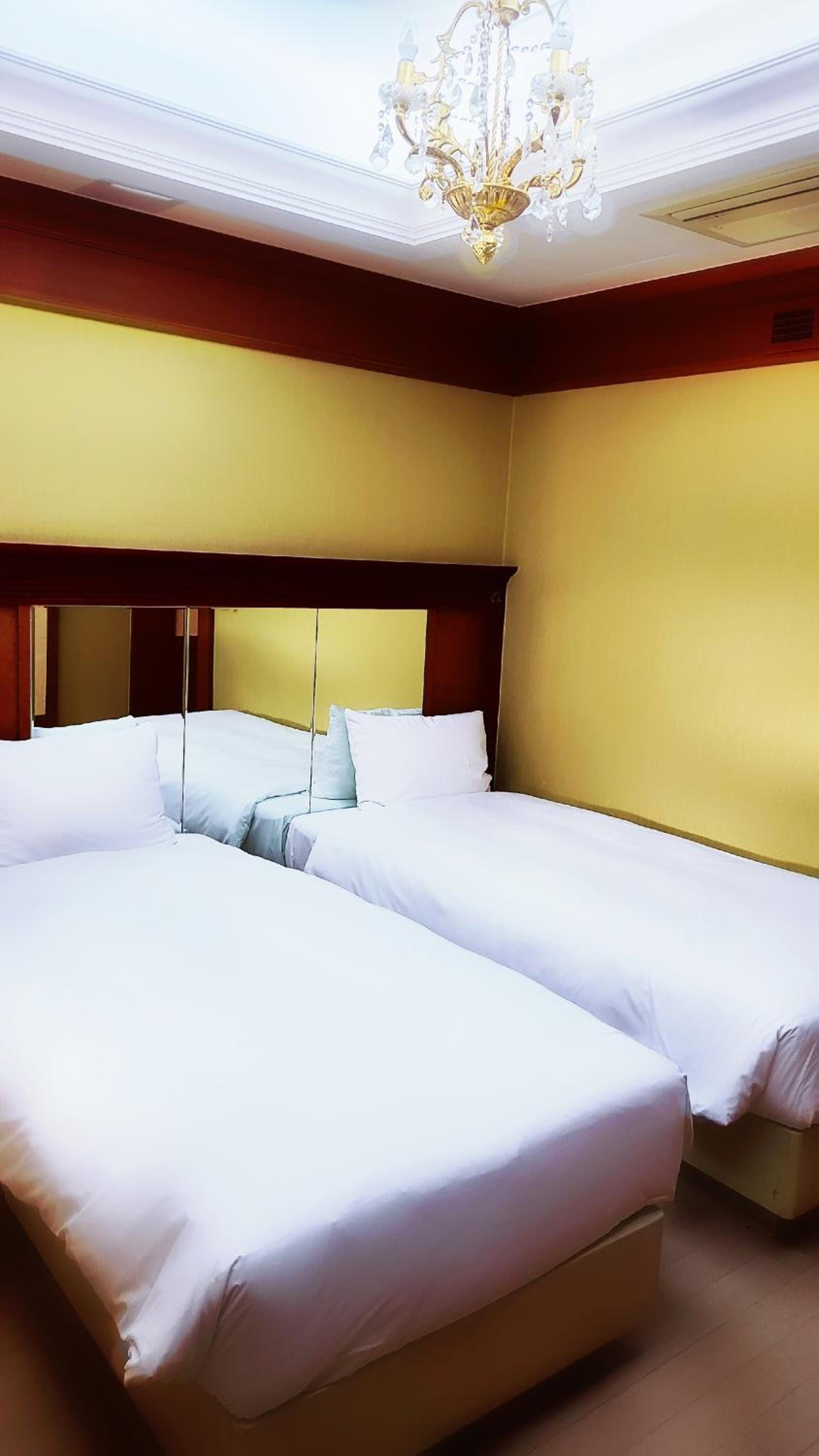 Standard Twin Room - Photo 4
