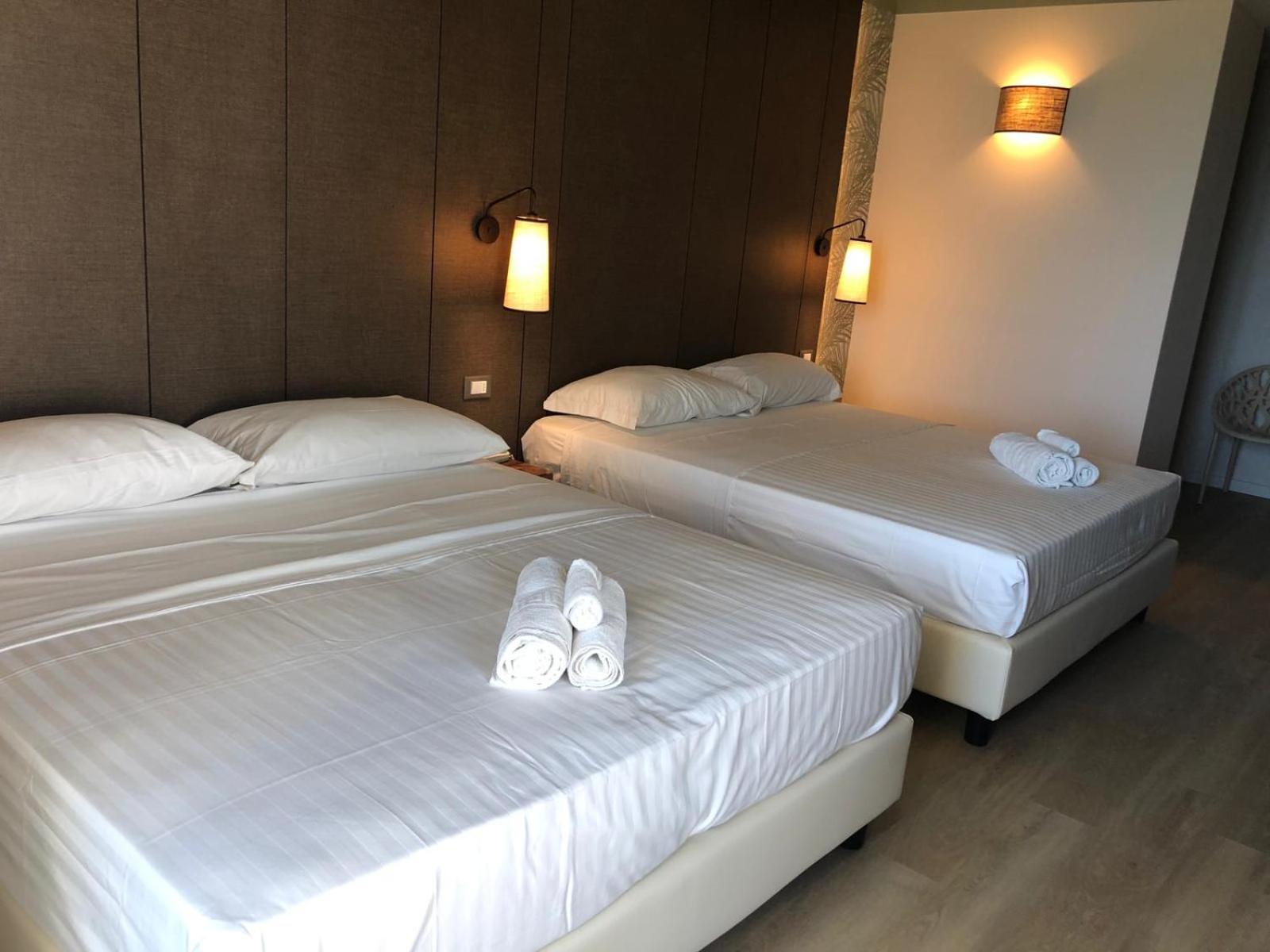Queen Room with Two Queen Beds - Photo 3