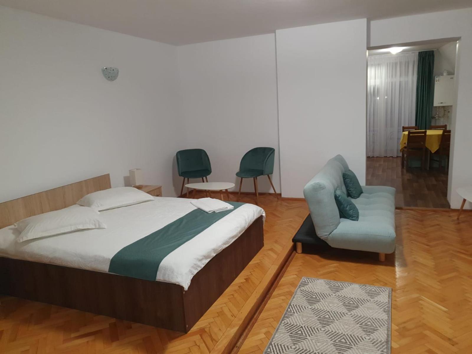 One-Bedroom Apartment photo 1