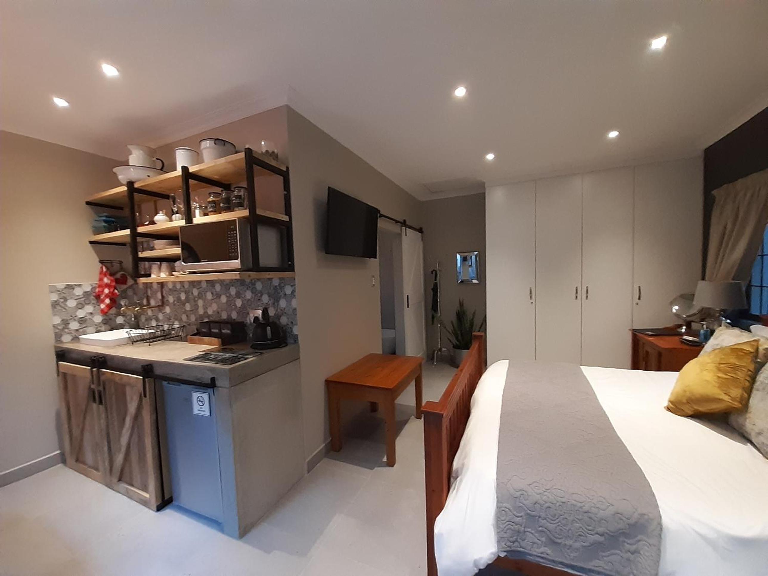 Suite - Photo 38