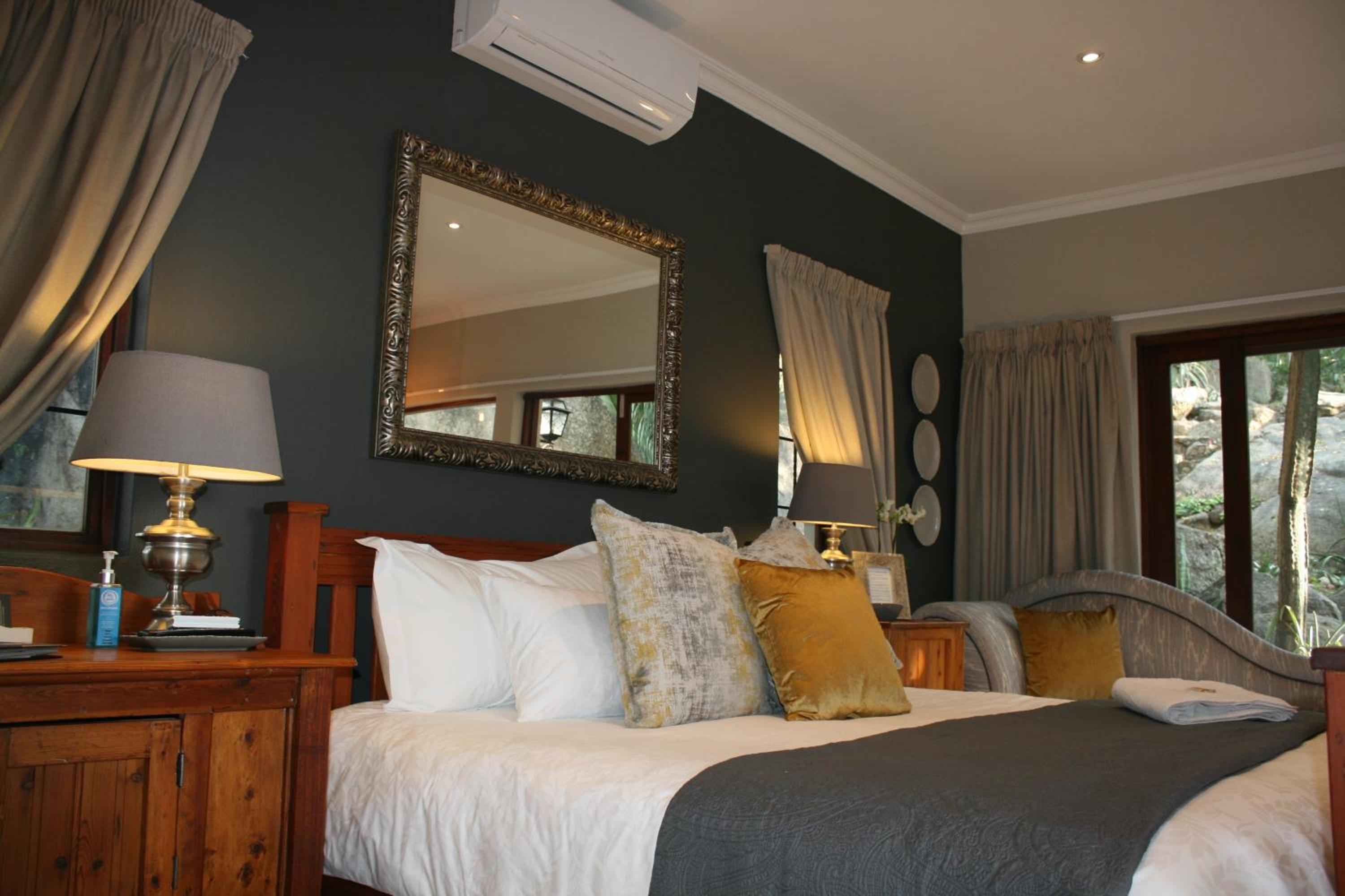 Suite - Photo 1