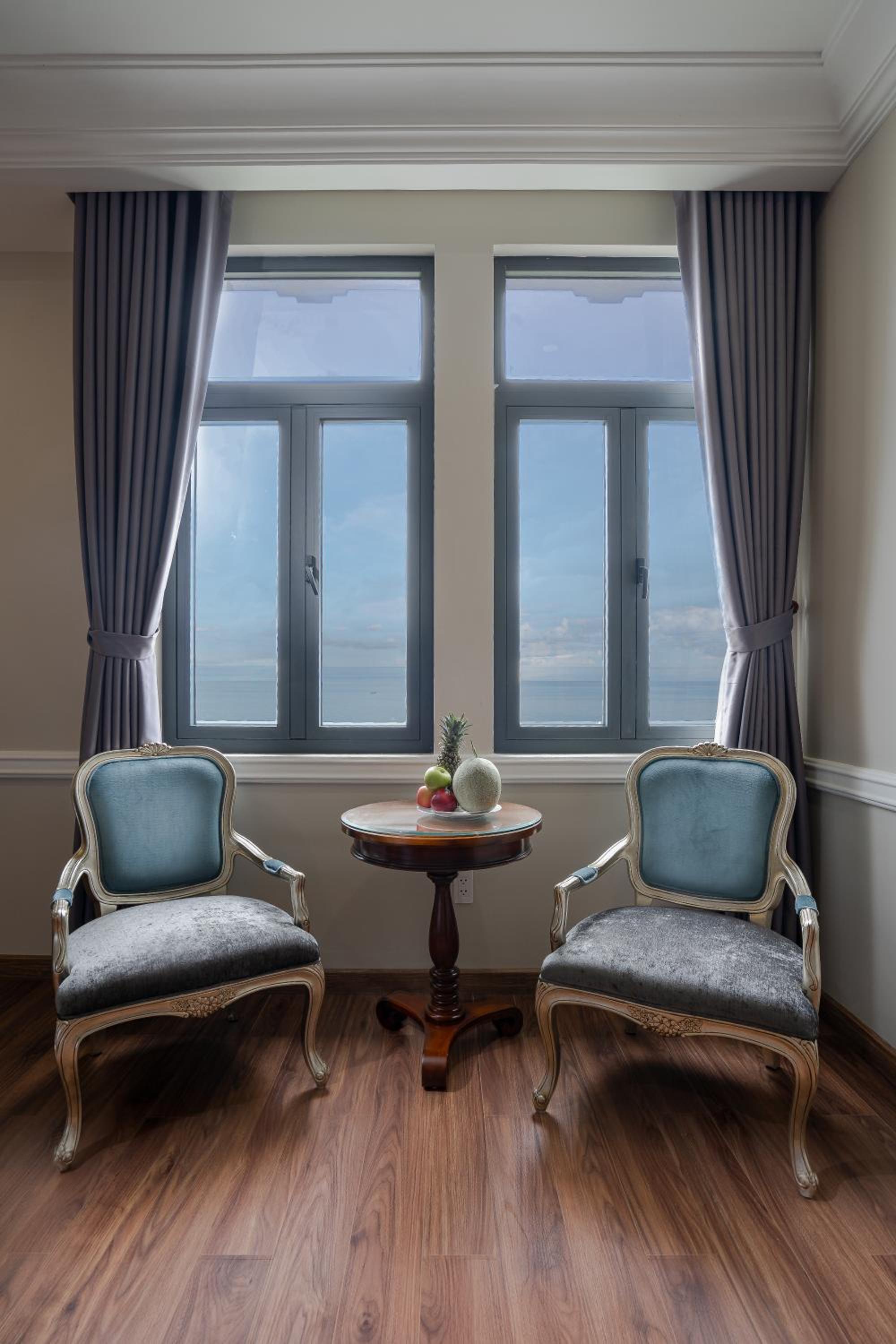 Family Room with City View  - Photo 4