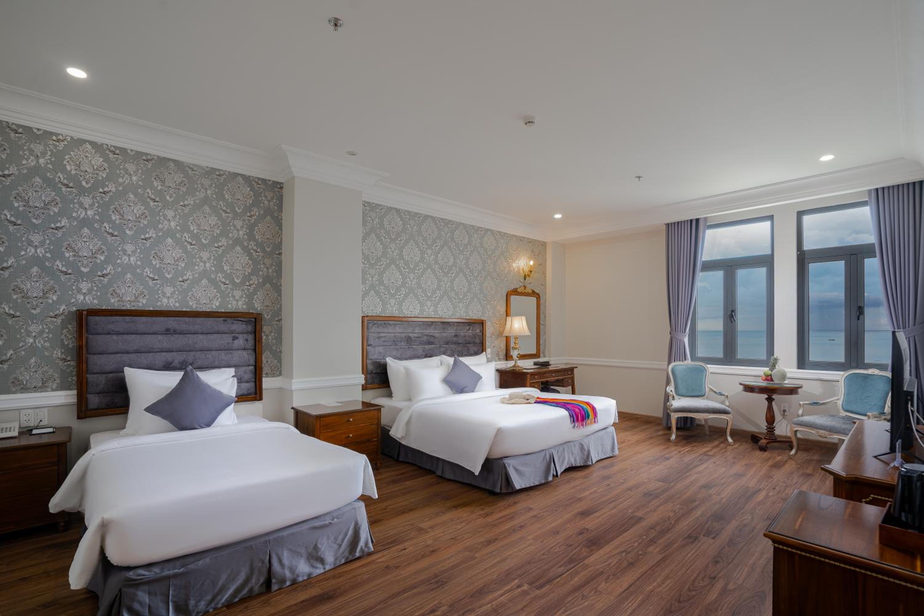 Family Room with City View  - Photo 5