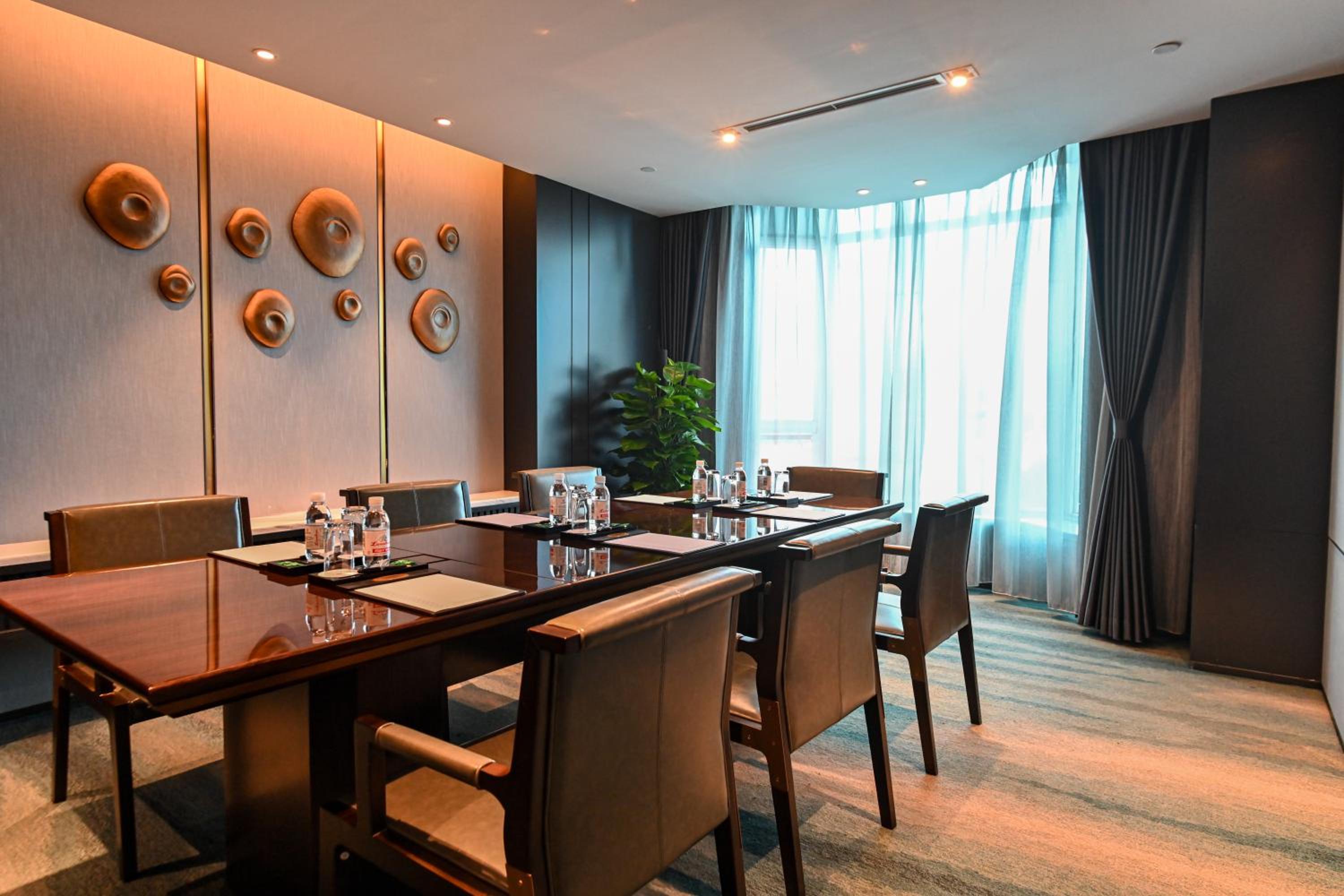 Elegant Family Suite With 2 King Bed Rooms - Photo 6