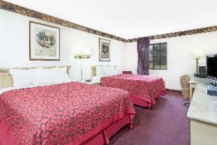 King Room with Bath Tub - Mobility Accessible/Non-Smoking - Photo 2